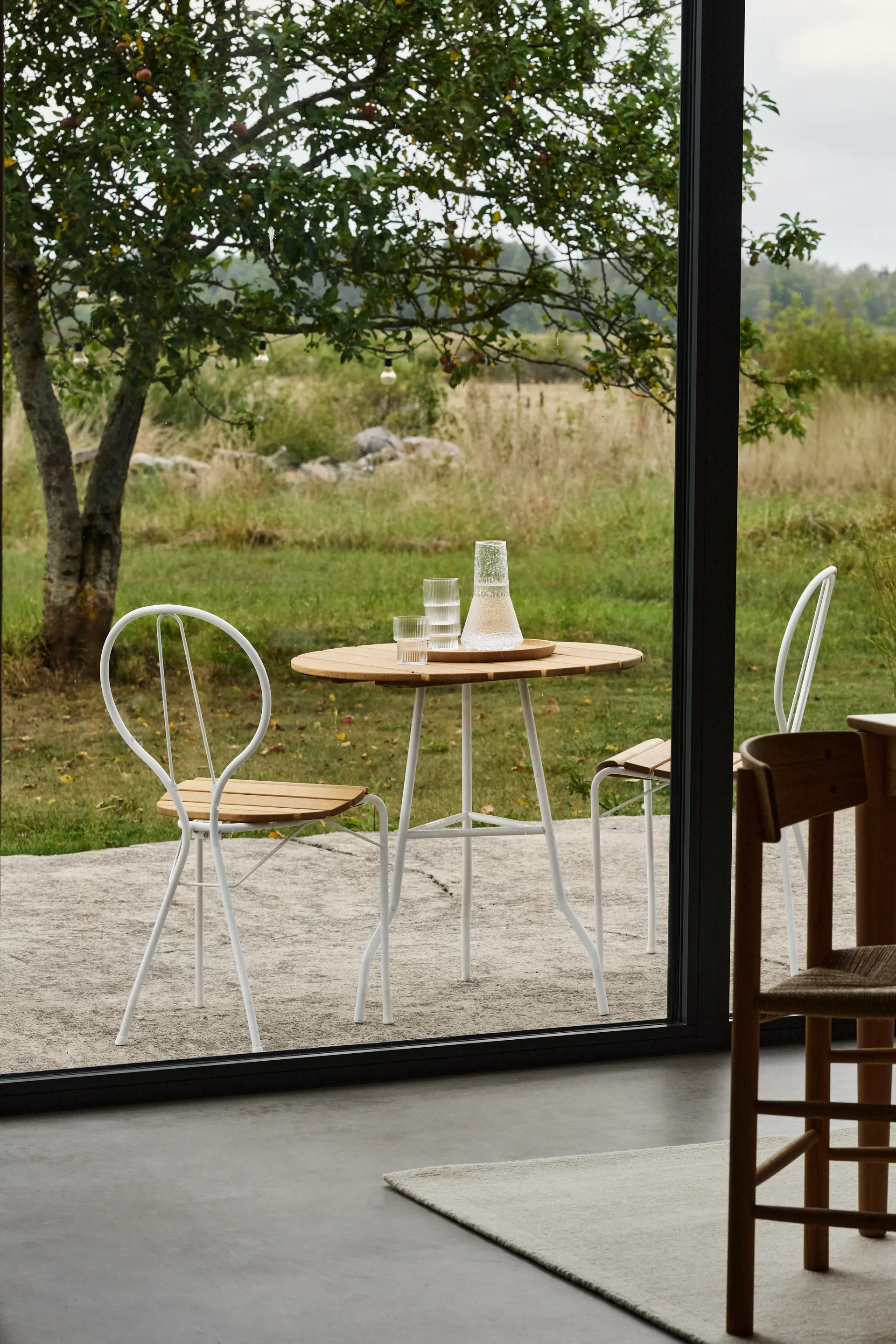 Pia bord Ø70 cm, Vitlack stålstativ-oljad ek Gärsnäs