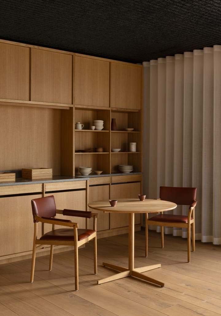 Vyn karmstol klädd rygg och sits, Monocoat natural-Elmosoft 43283 Gärsnäs