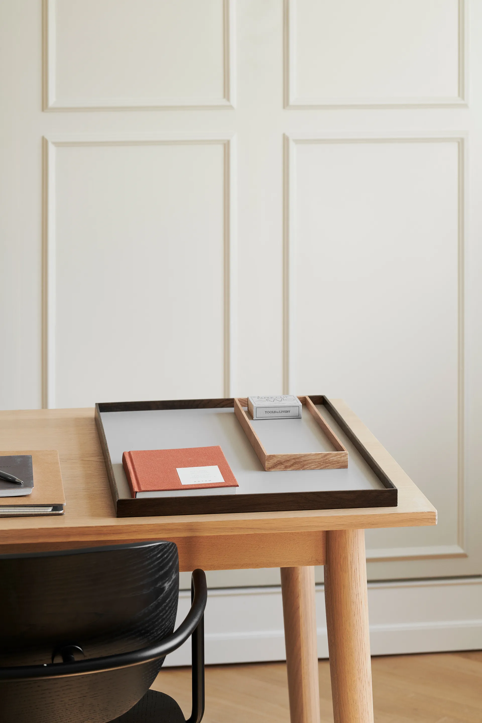 Frame bricka large 35,5x50,6 cm, Rökt ek-grå Gejst