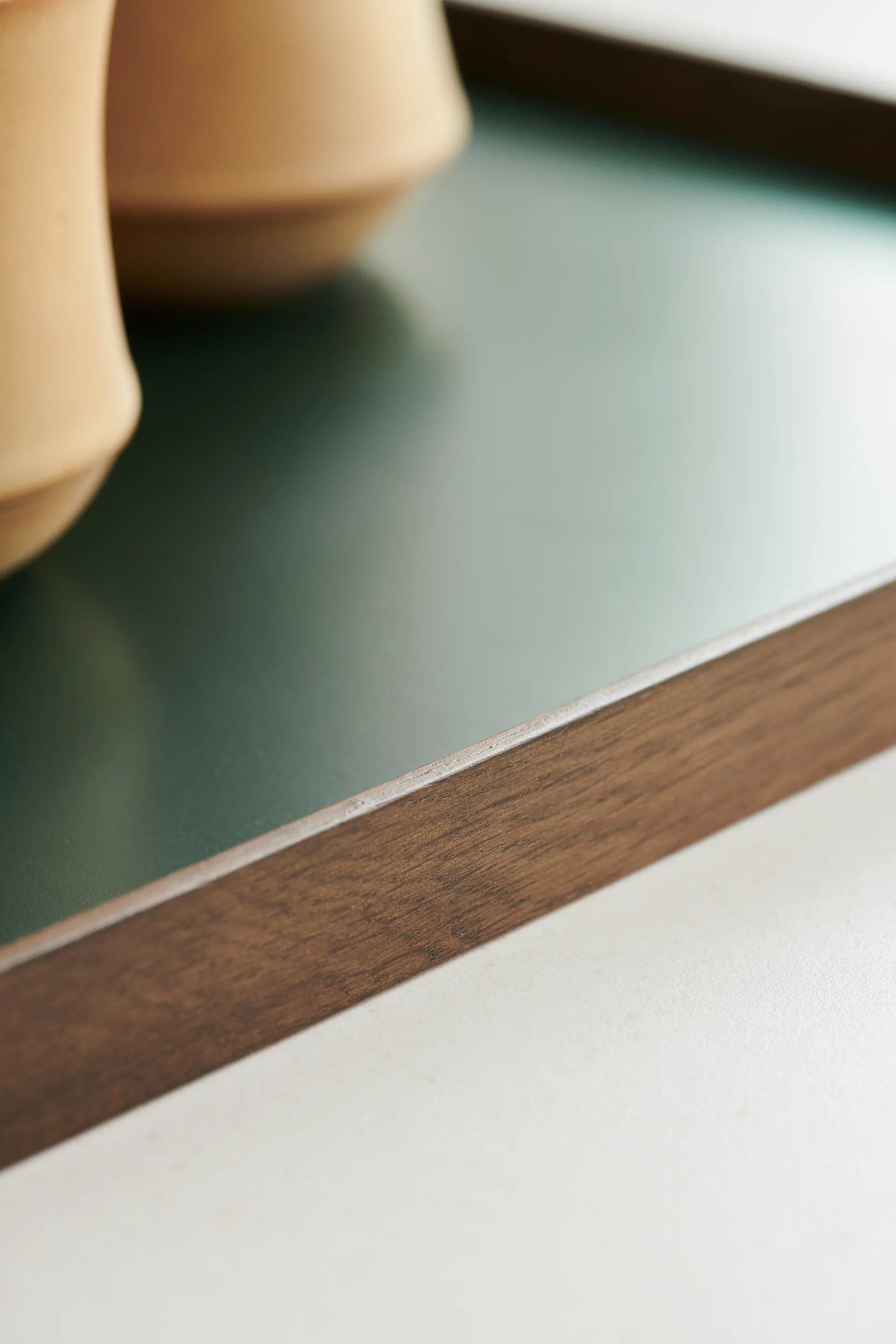 Frame bricka large 35,5x50,6 cm, Rökt ek-grön Gejst