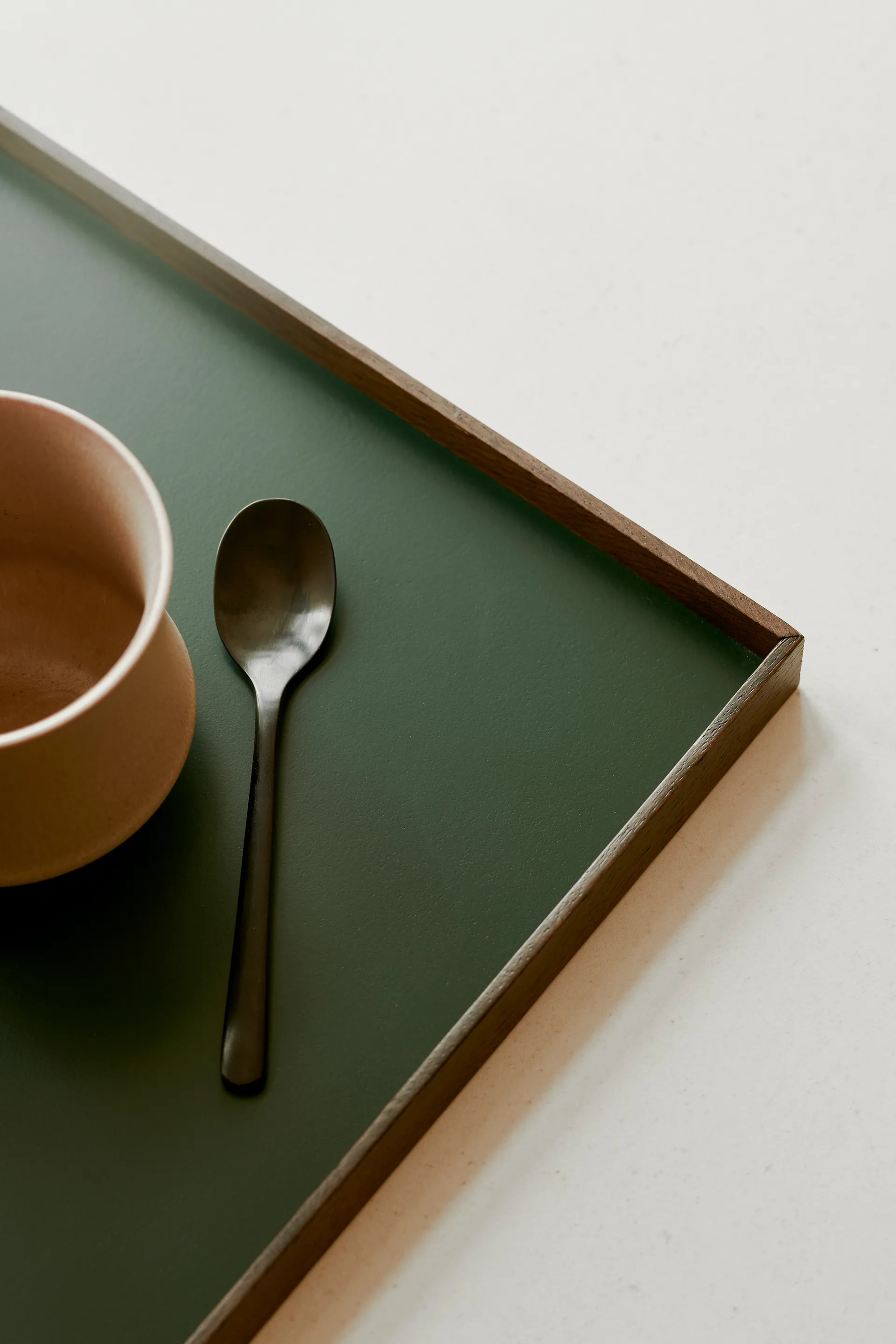 Frame bricka large 35,5x50,6 cm, Rökt ek-grön Gejst