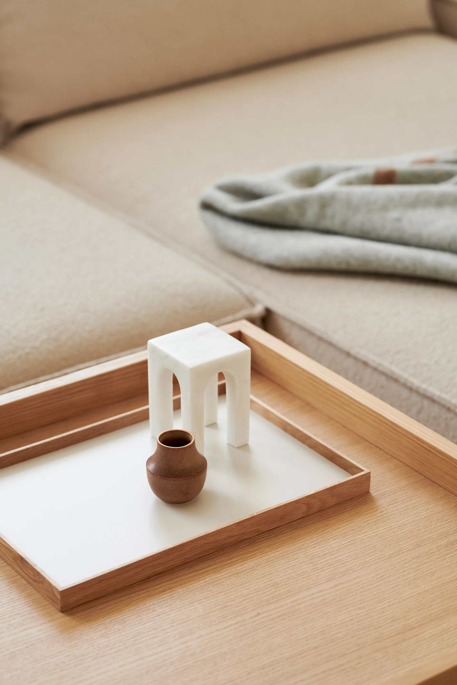 Frame bricka medium 23x34 cm, Ek-beige Gejst