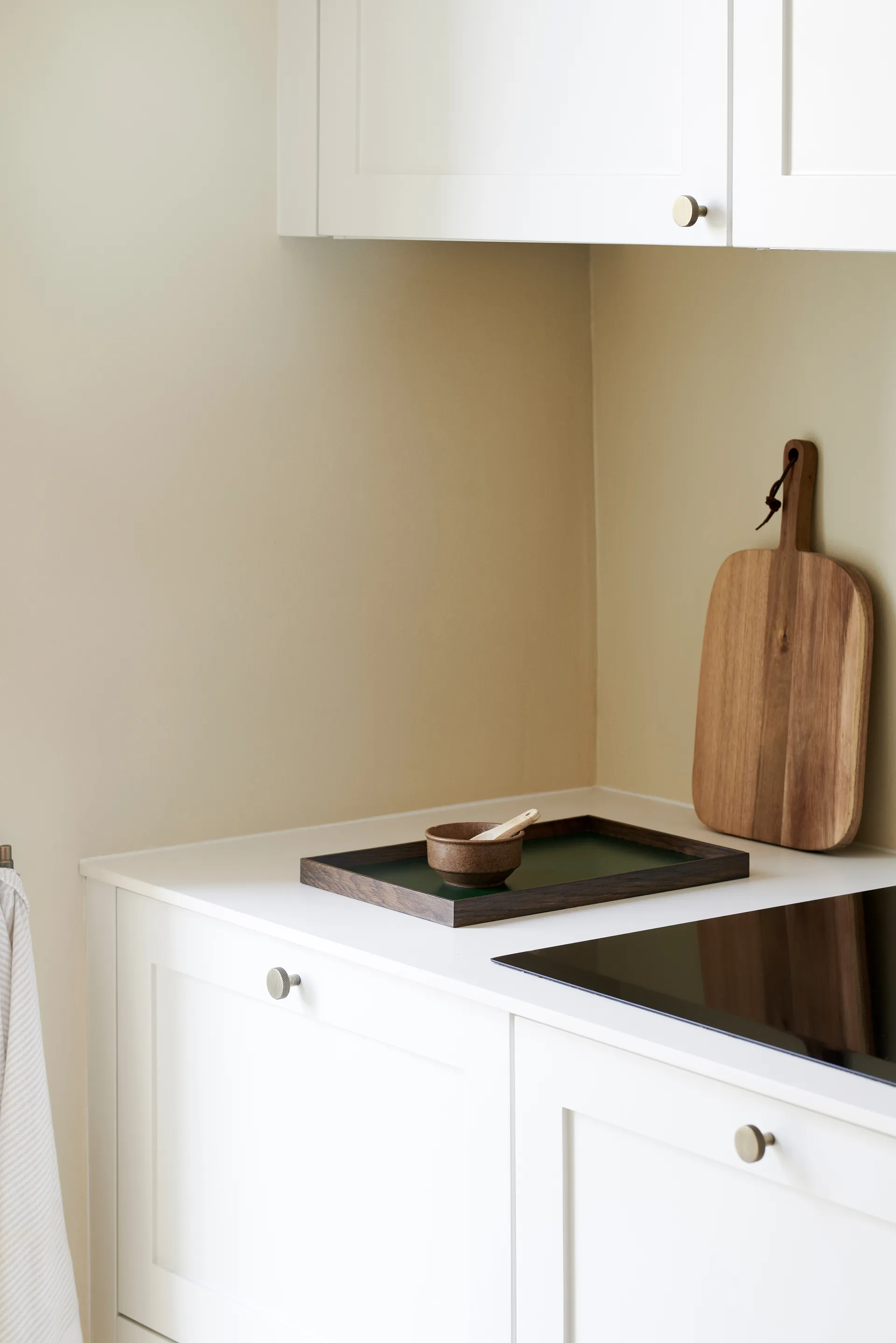 Frame bricka medium 23x34 cm, Rökt ek-grön Gejst