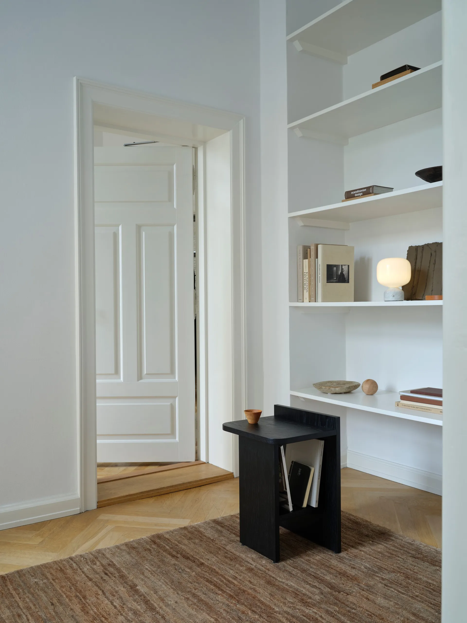 Ismo sidobord, Svart ask Gejst