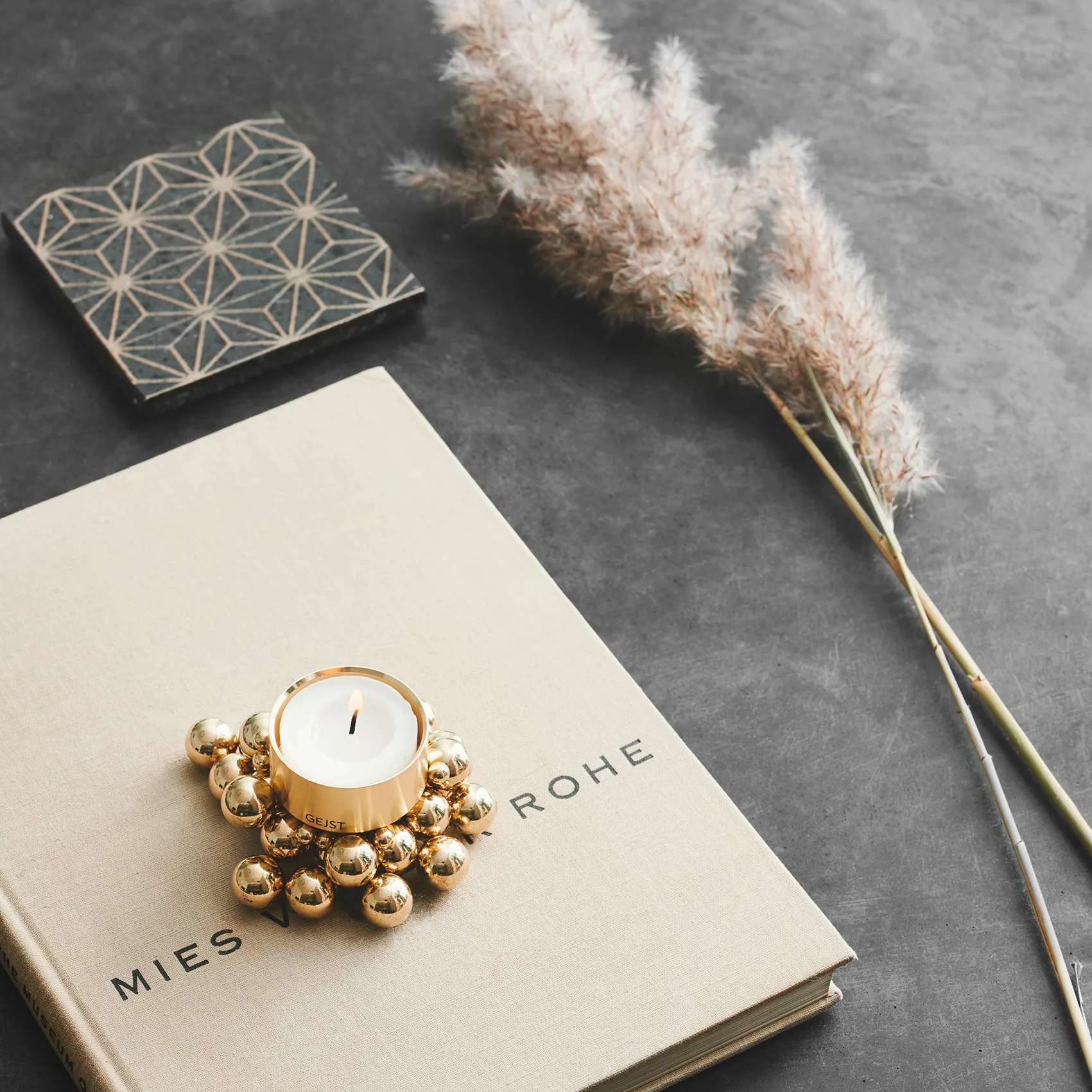 Molekyl ljuslykta, Mässing Gejst