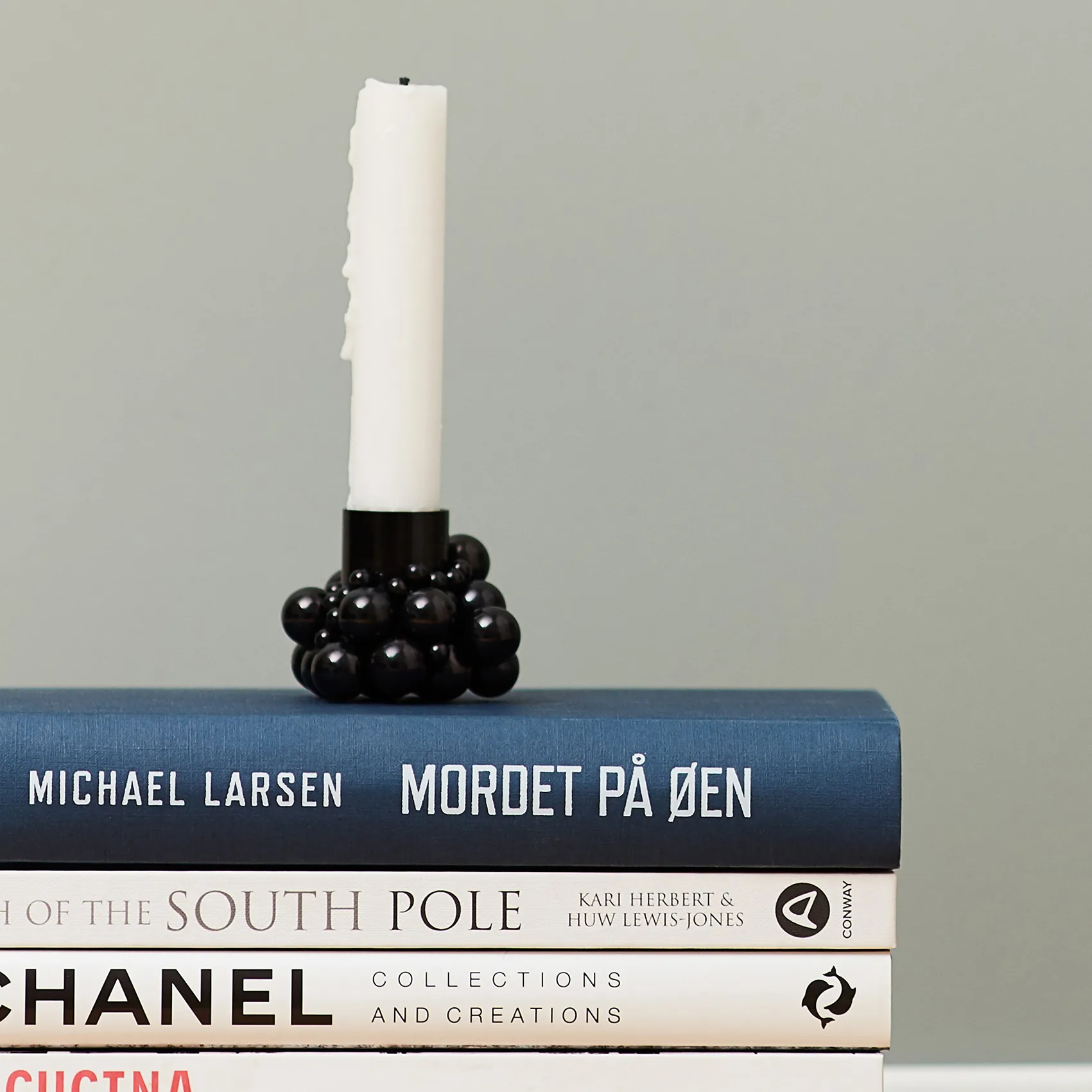 Molekyl ljusstake 1, Svart Gejst