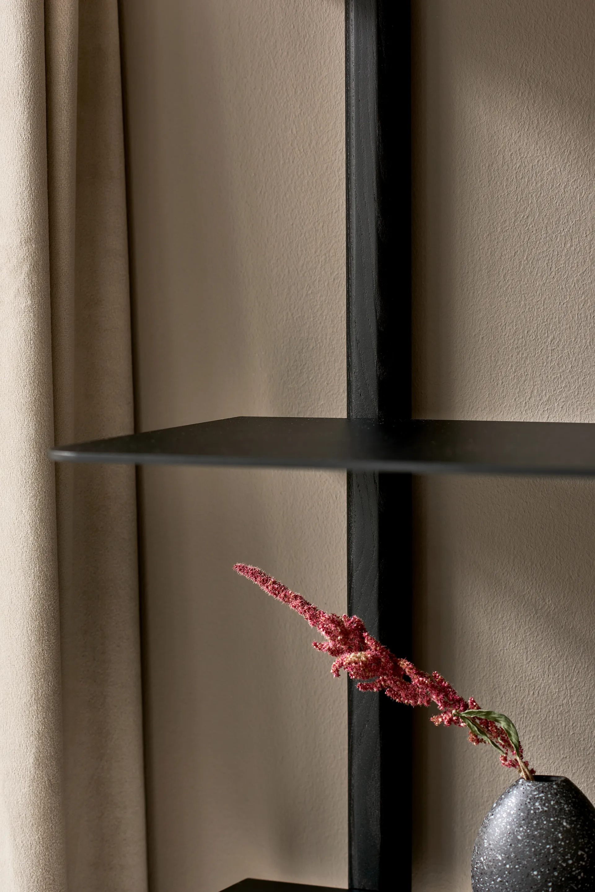 Nivo hylla A large, Svartbetsad ask-svart Gejst