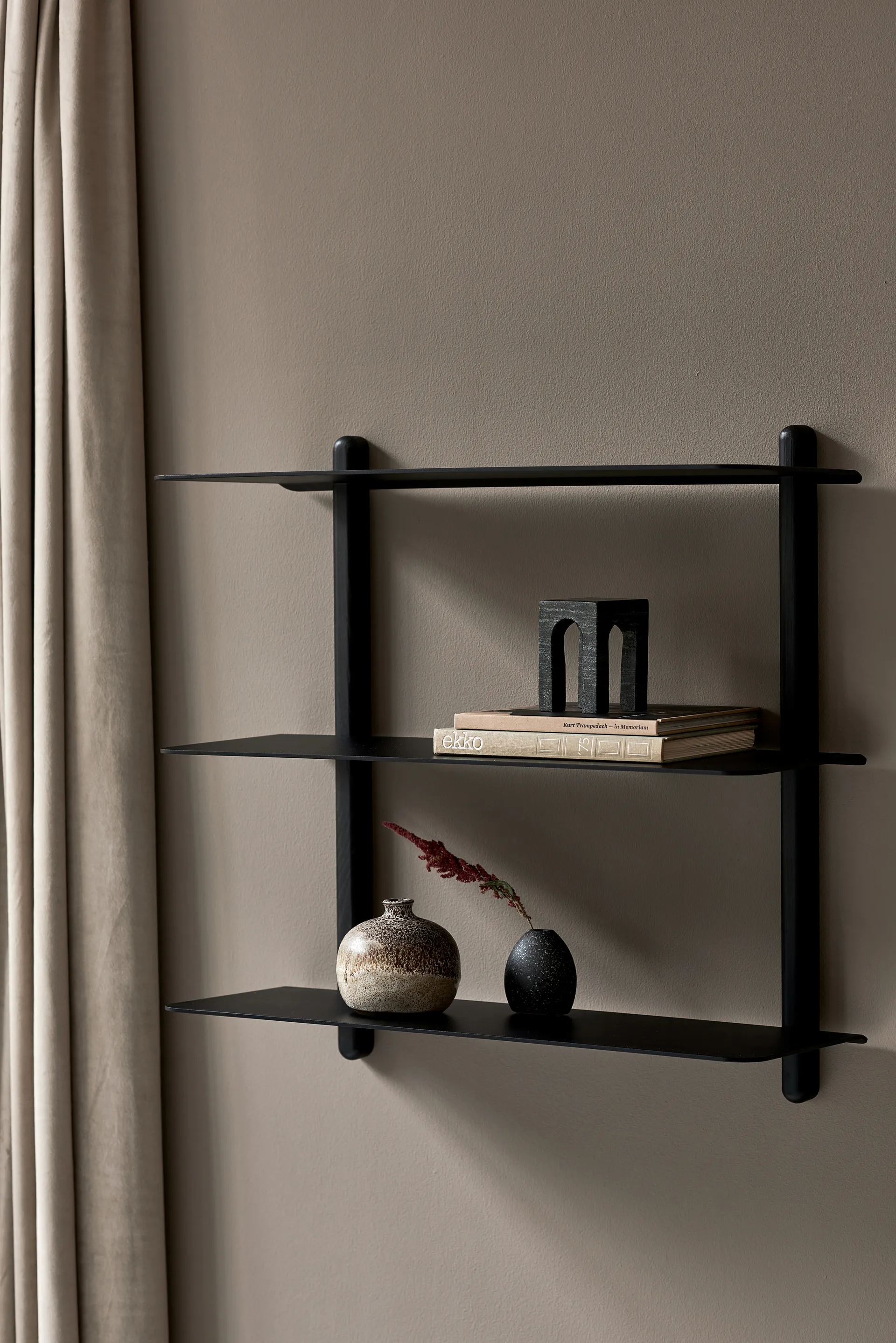 Nivo hylla A large, Svartbetsad ask-svart Gejst