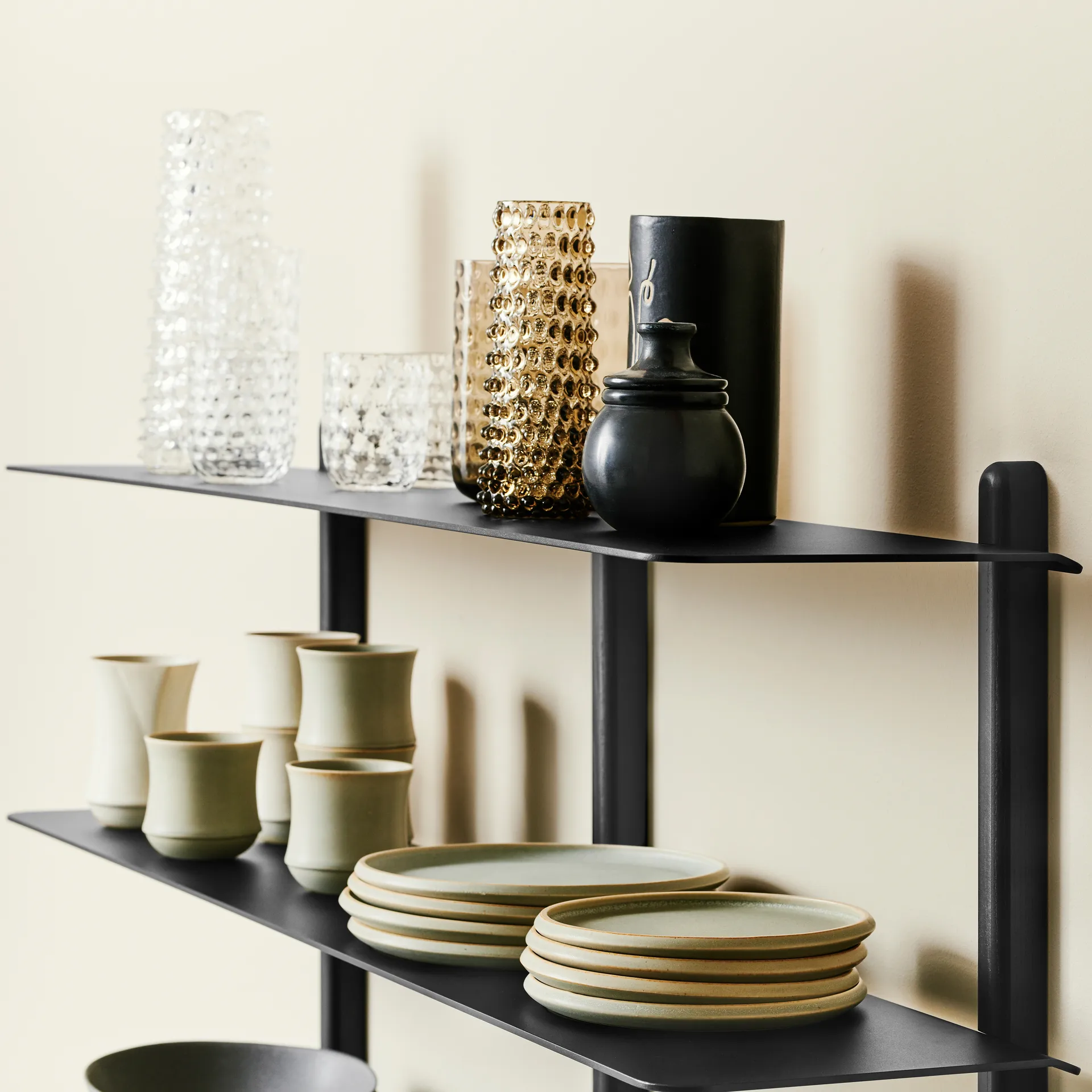 Nivo hylla D large, Svartbetsad ask-svart Gejst