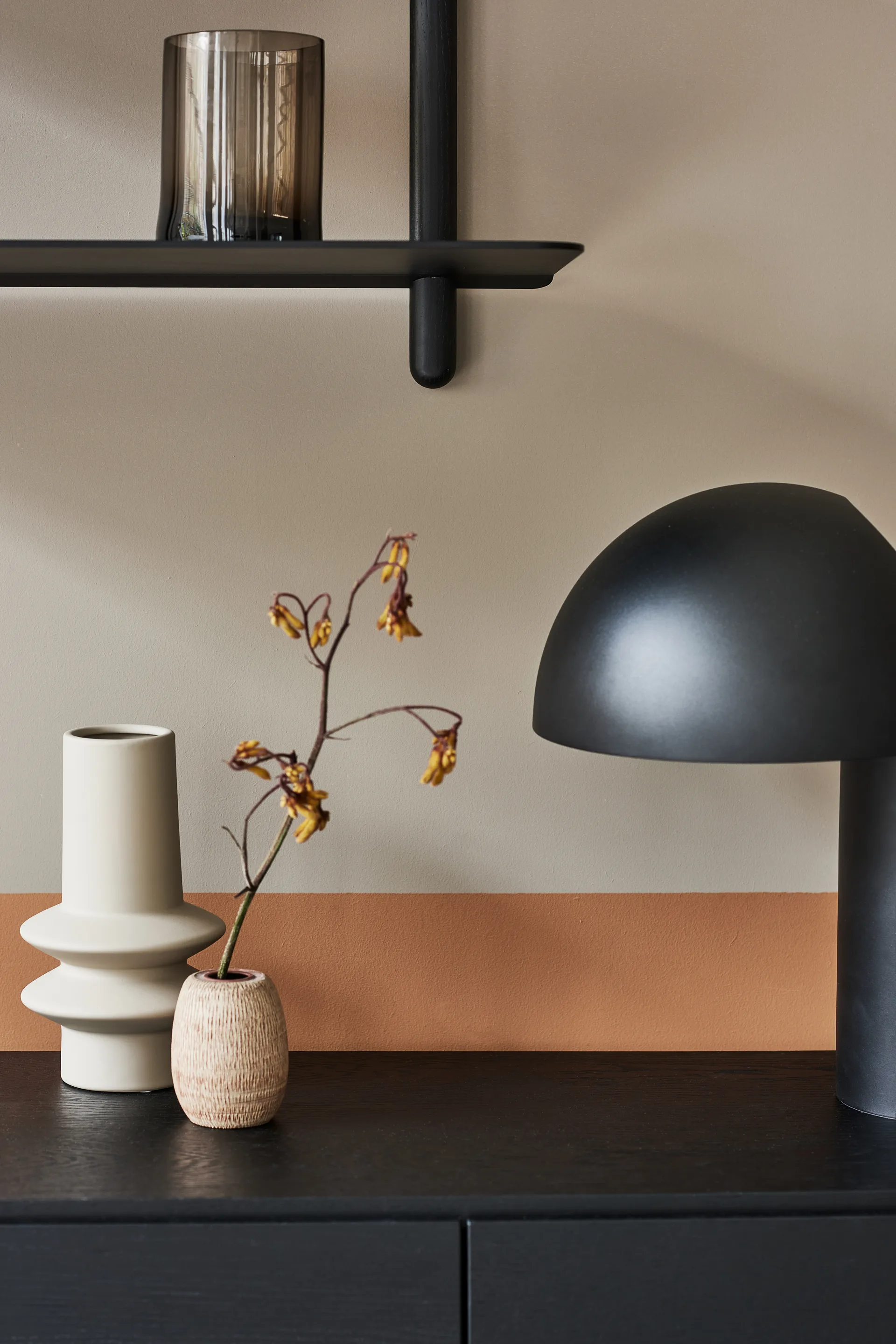 Nivo hylla F large, Svartbetsad ask-svart Gejst