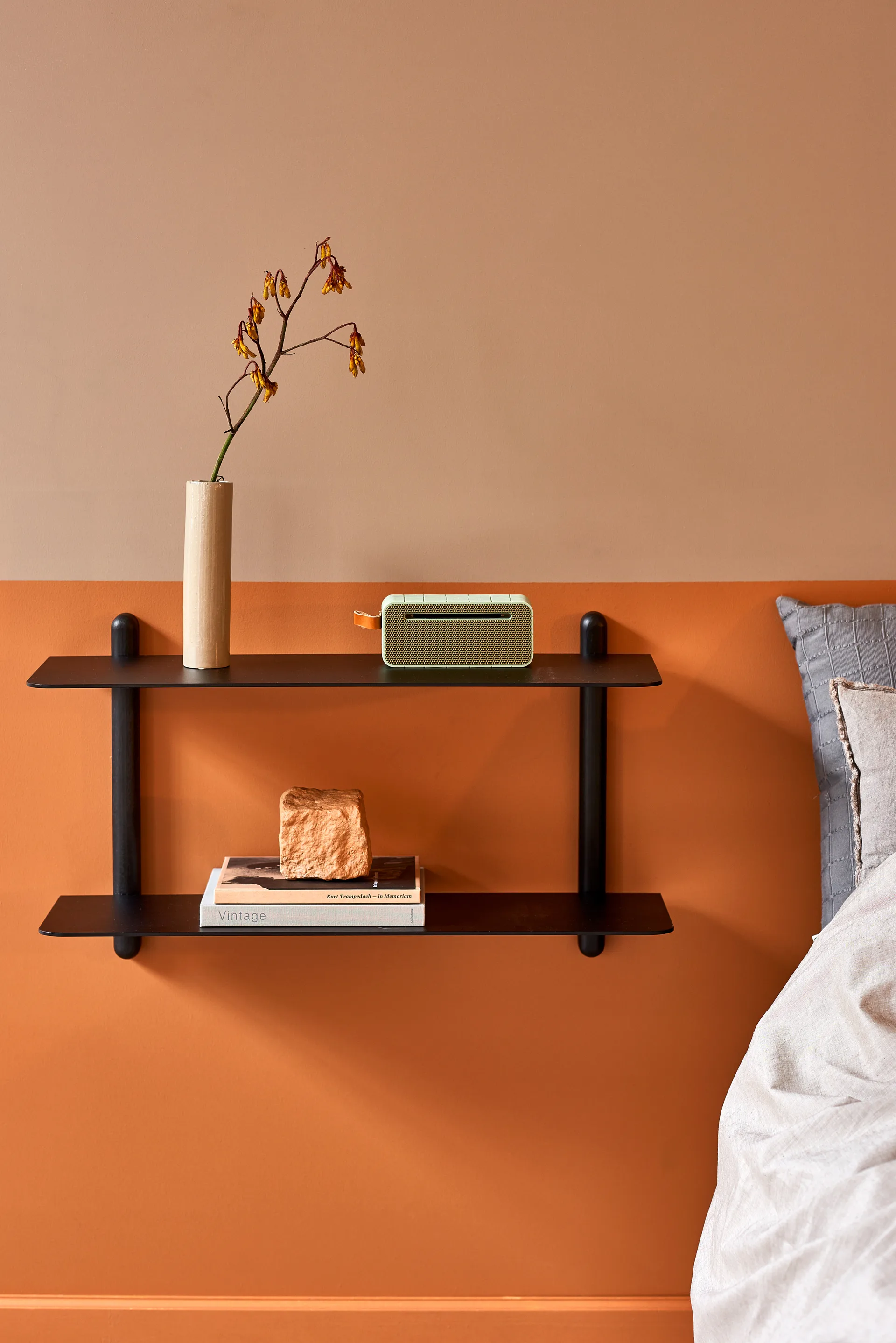 Nivo hylla F large, Svartbetsad ask-svart Gejst