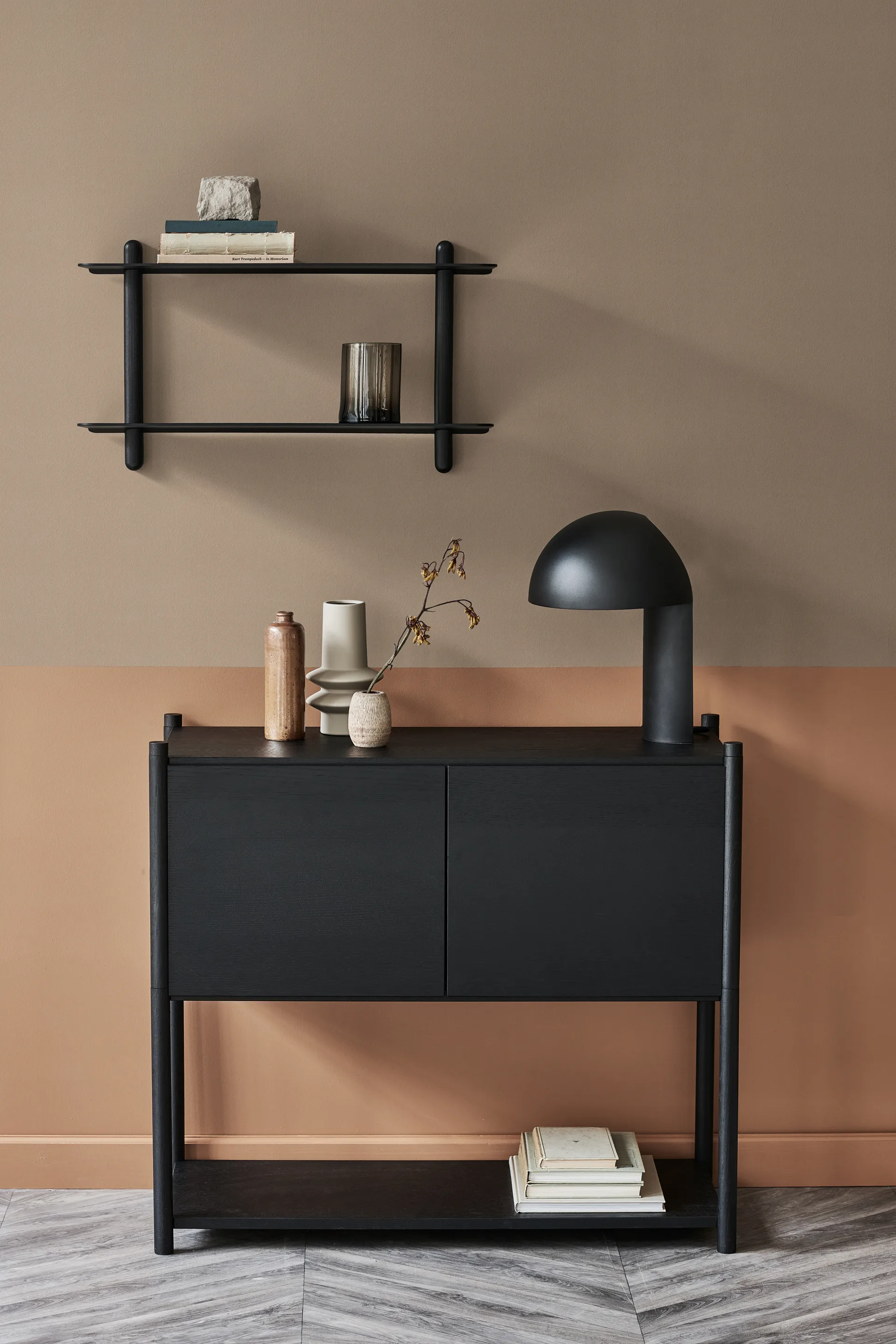 Nivo hylla F large, Svartbetsad ask-svart Gejst