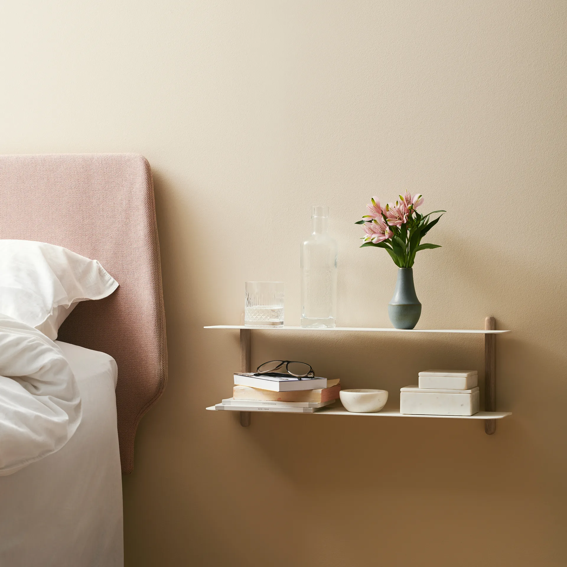 Nivo hylla F, Ljus ek-vit Gejst