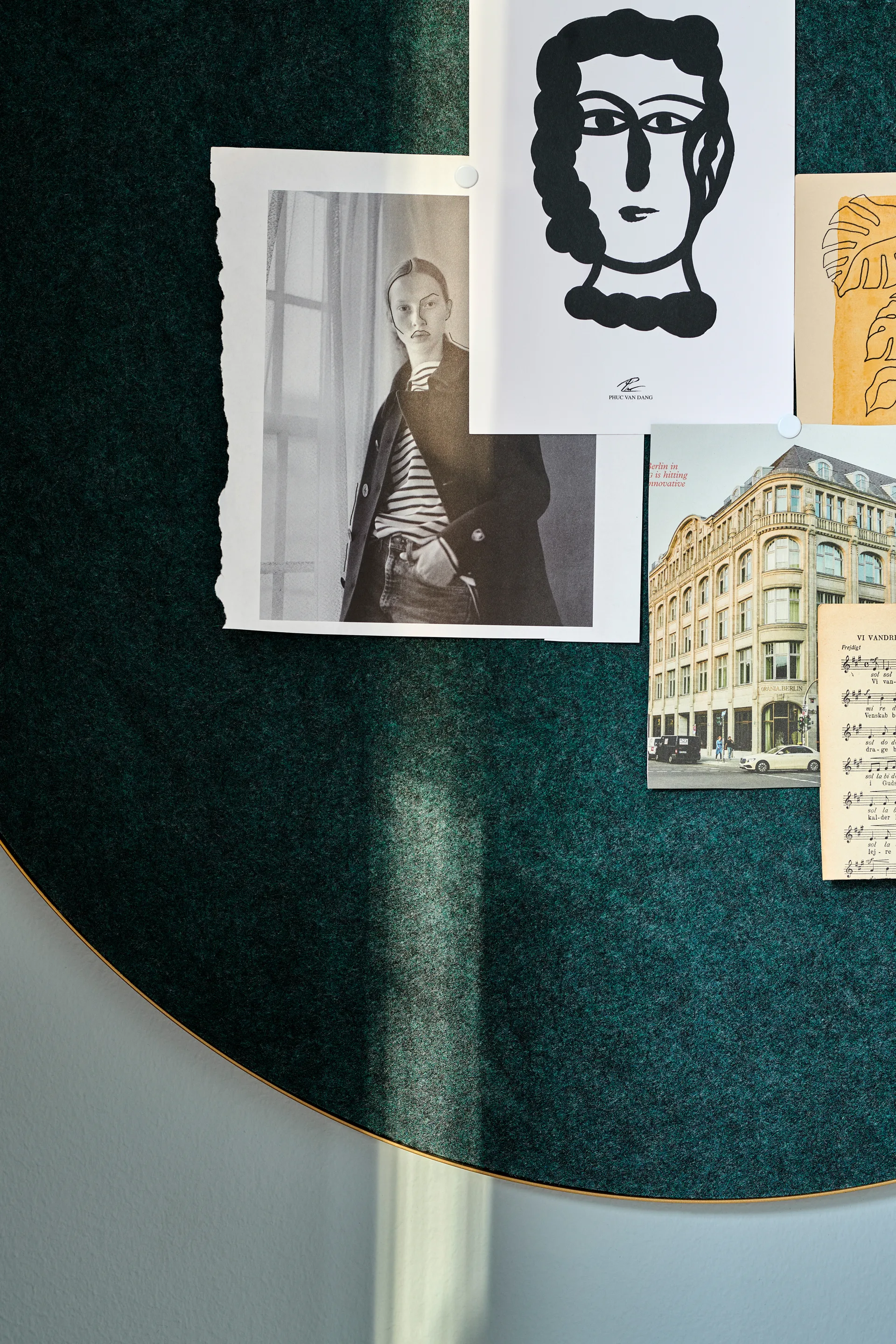 Retell pinboard anslagstavla Ø80 cm, Grön-mässing Gejst