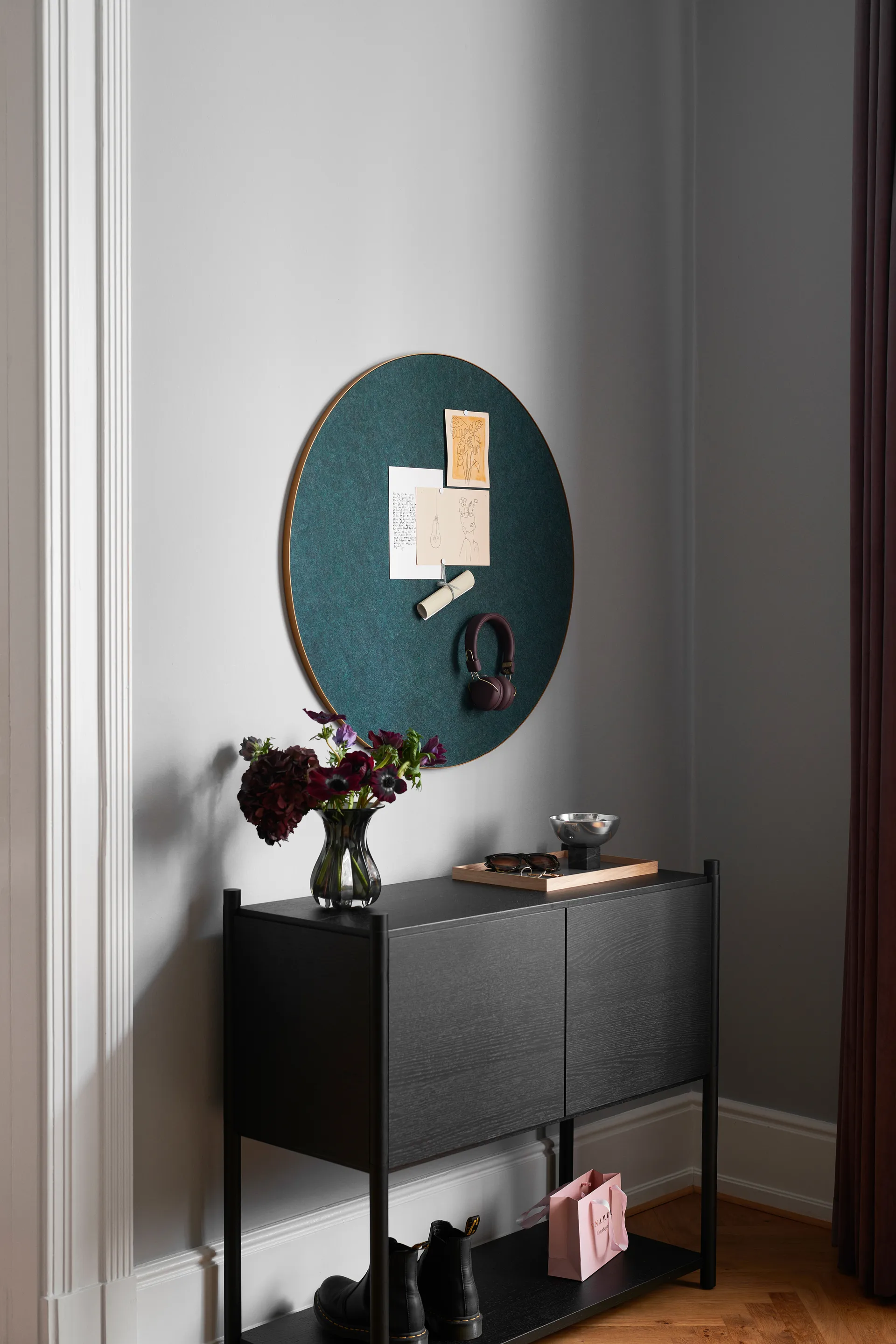 Retell pinboard anslagstavla Ø80 cm, Grön-mässing Gejst