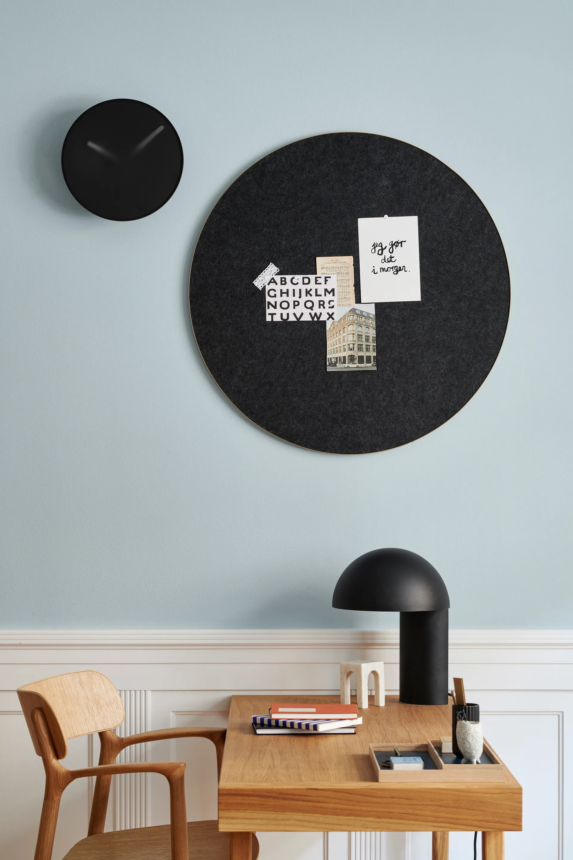 Retell pinboard anslagstavla Ø80 cm, Svart-mässing Gejst