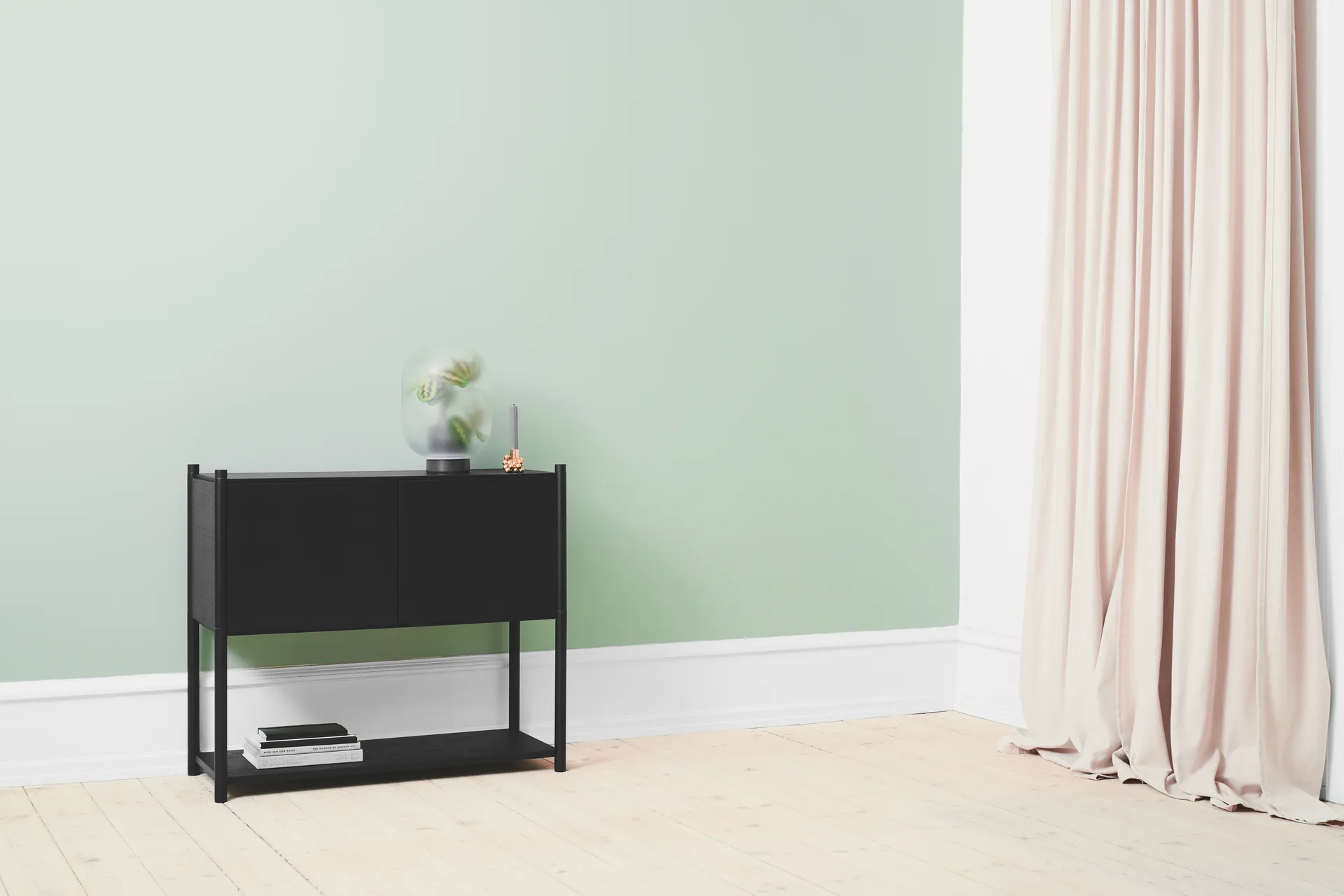 Sceene bookcase C, Svartbetsad ek Gejst