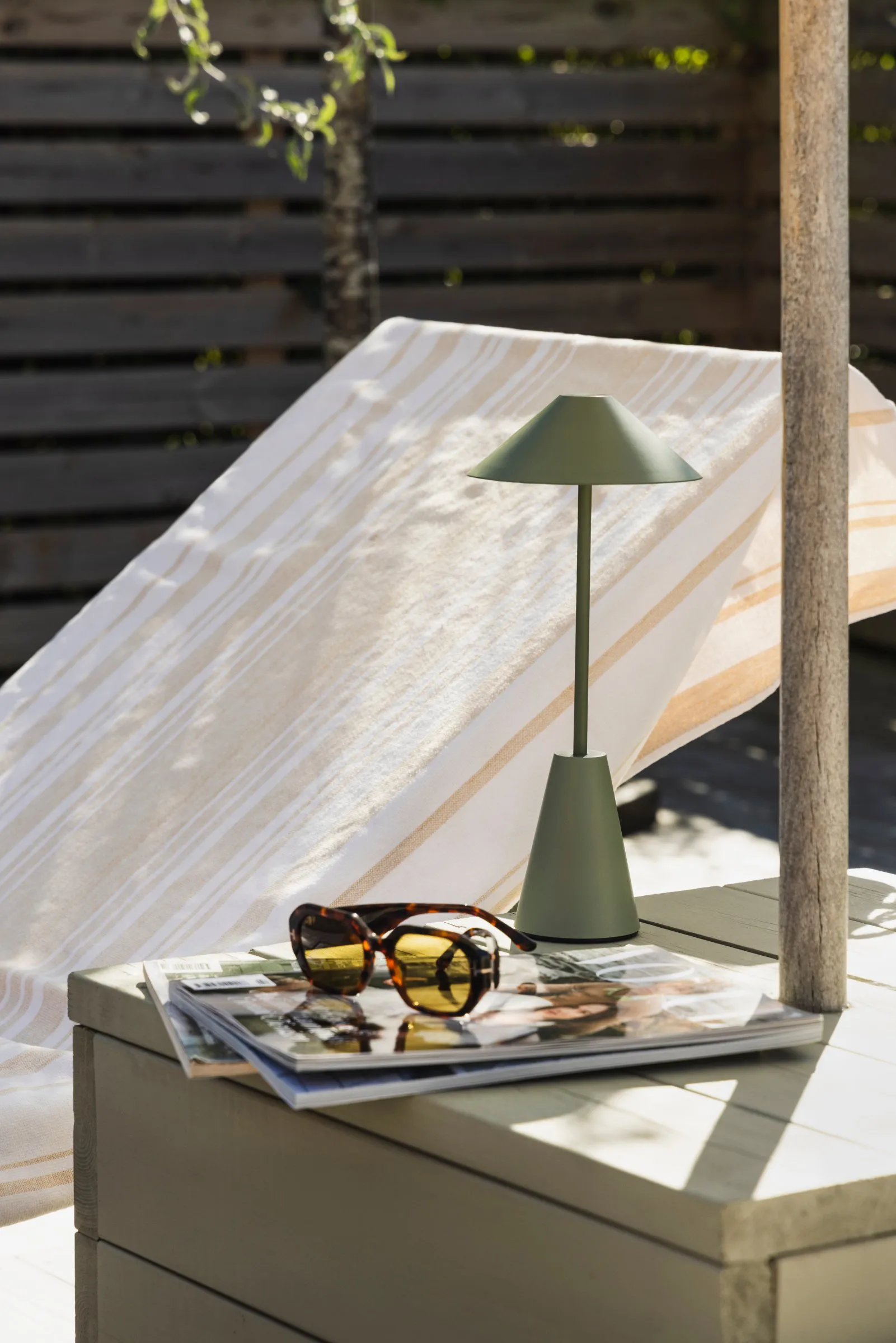 Cannes 32 portabel bordslampa, Mossgrön Globen Lighting