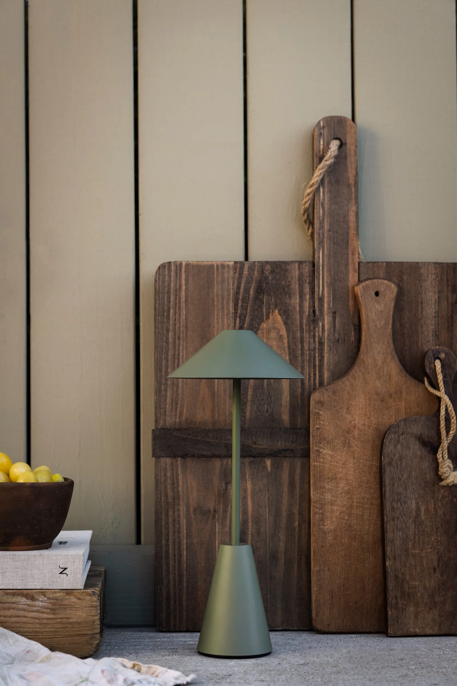 Cannes 32 portabel bordslampa, Mossgrön Globen Lighting