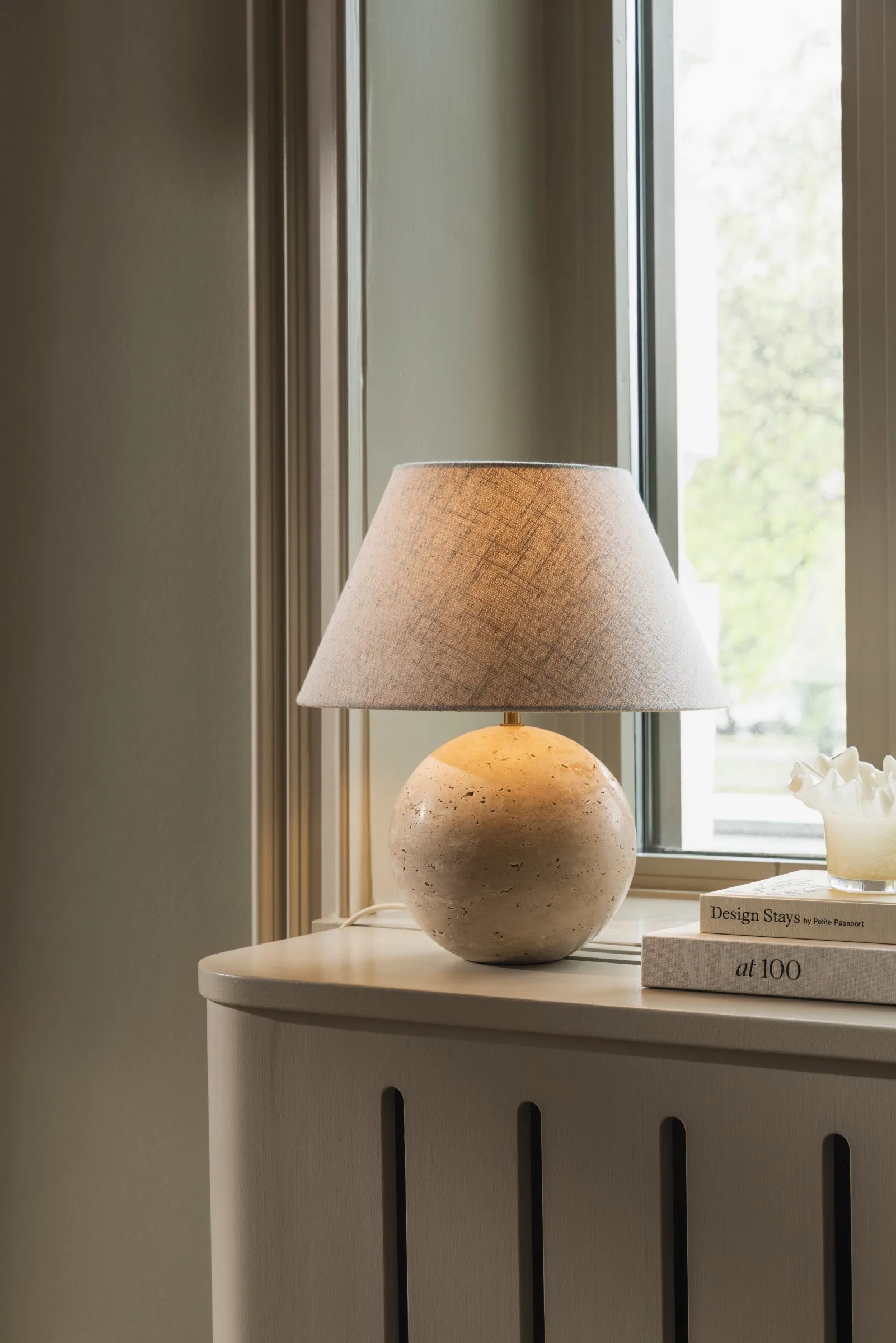 Castello 35 bordslampa, Beige travertine Globen Lighting
