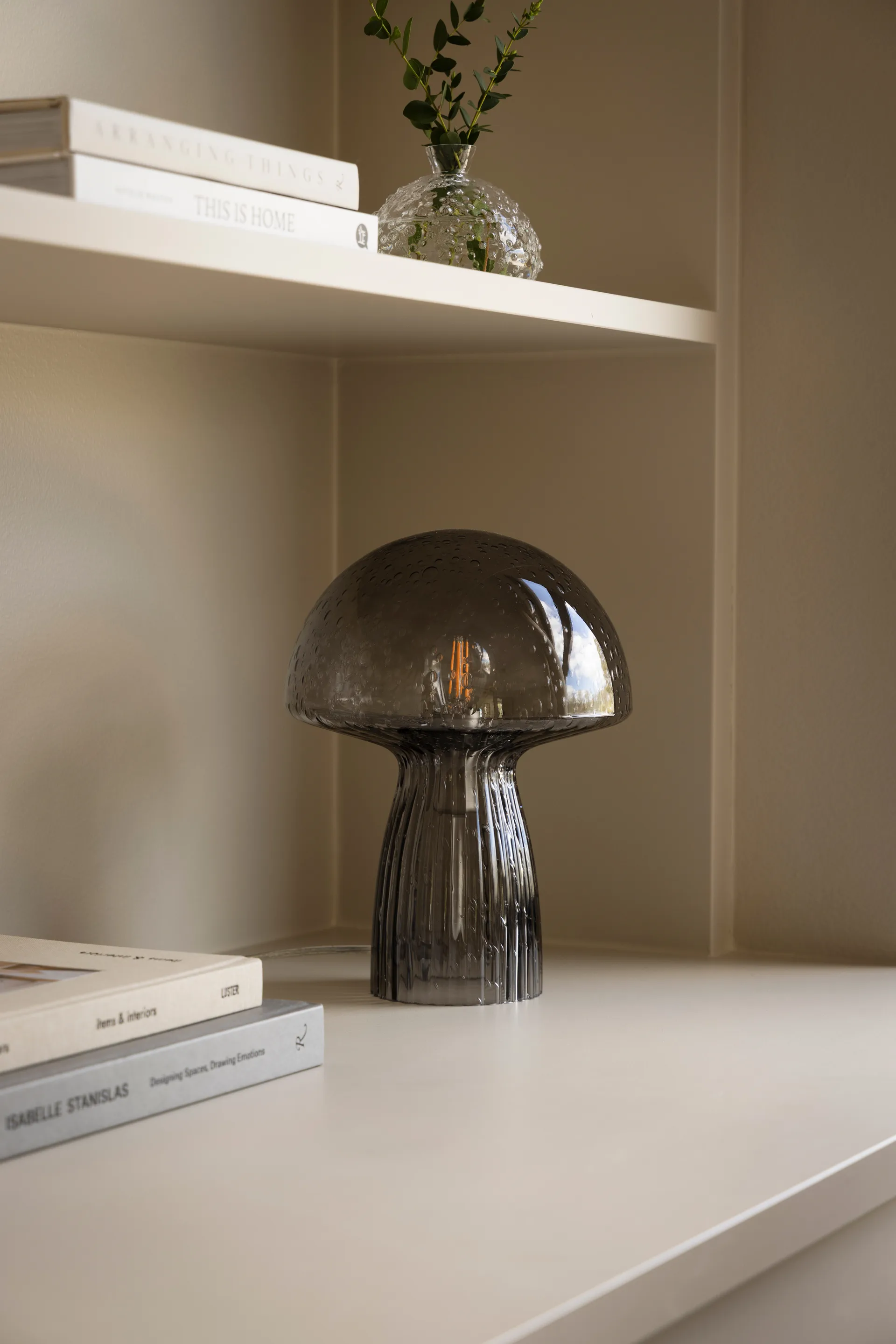 Fungo bordslampa Special Edition Rök, Ø22 cm, H:30 cm Globen Lighting