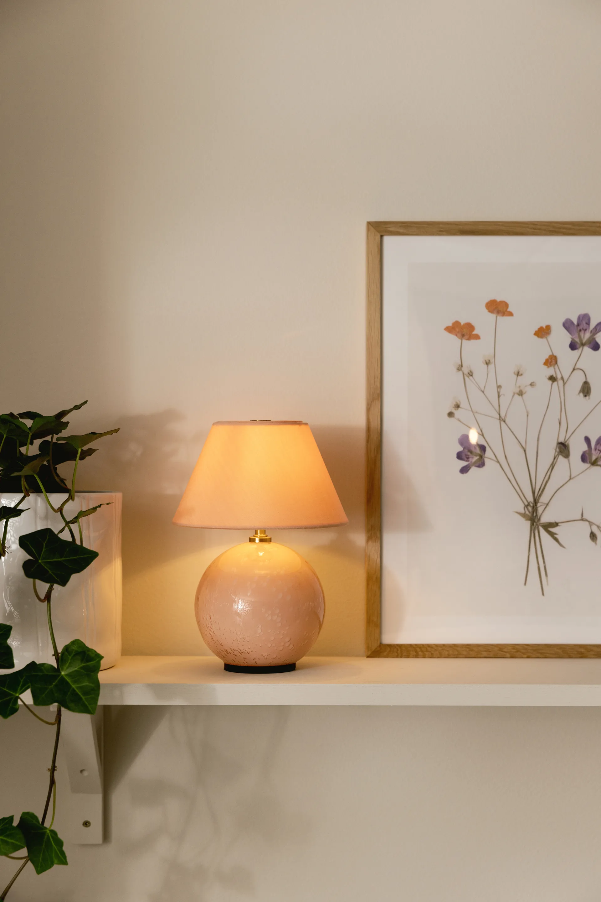 Iris 16 portabel bordslampa, Blush Globen Lighting