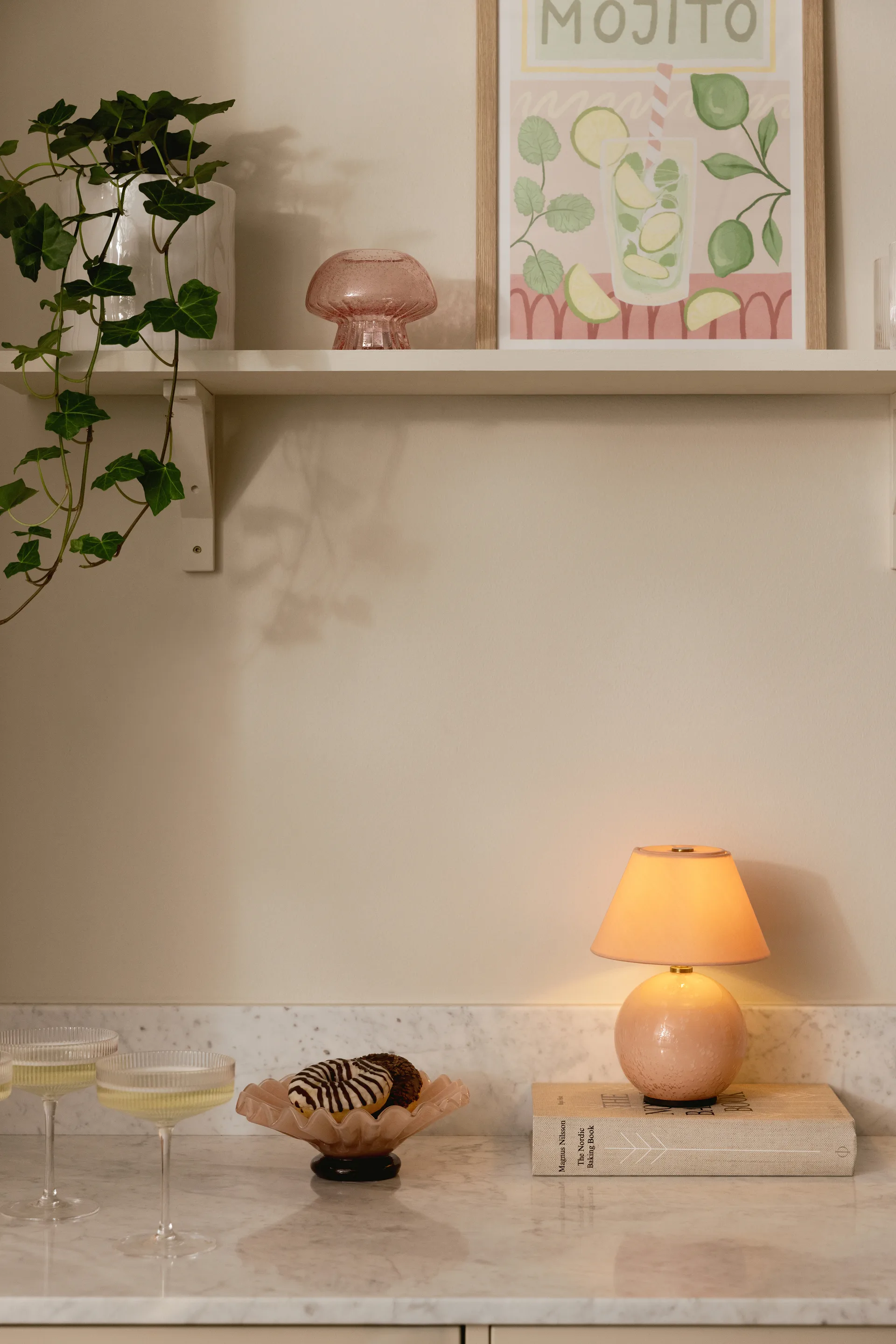 Iris 16 portabel bordslampa, Blush Globen Lighting