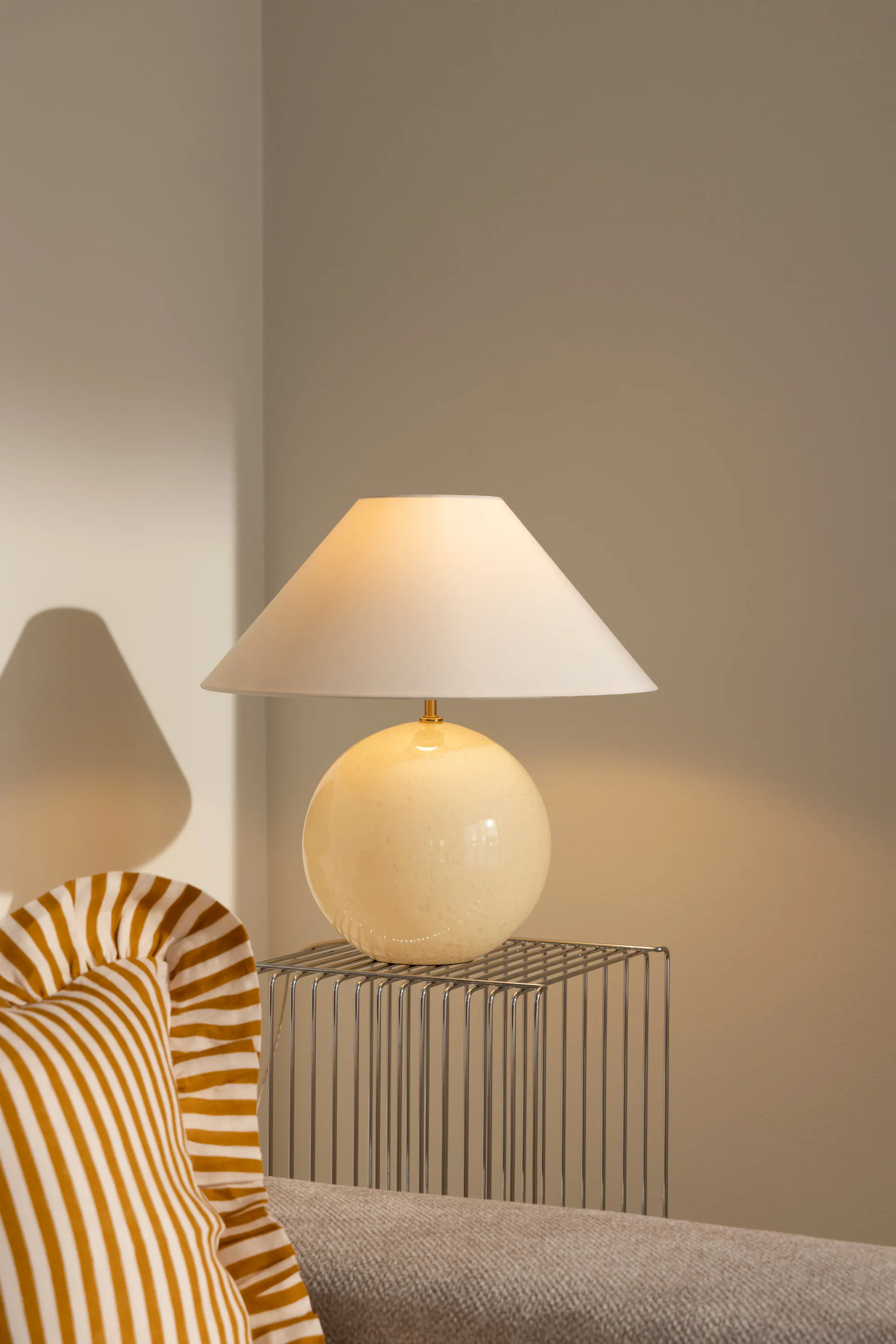 Iris 45 bordslampa, White Globen Lighting