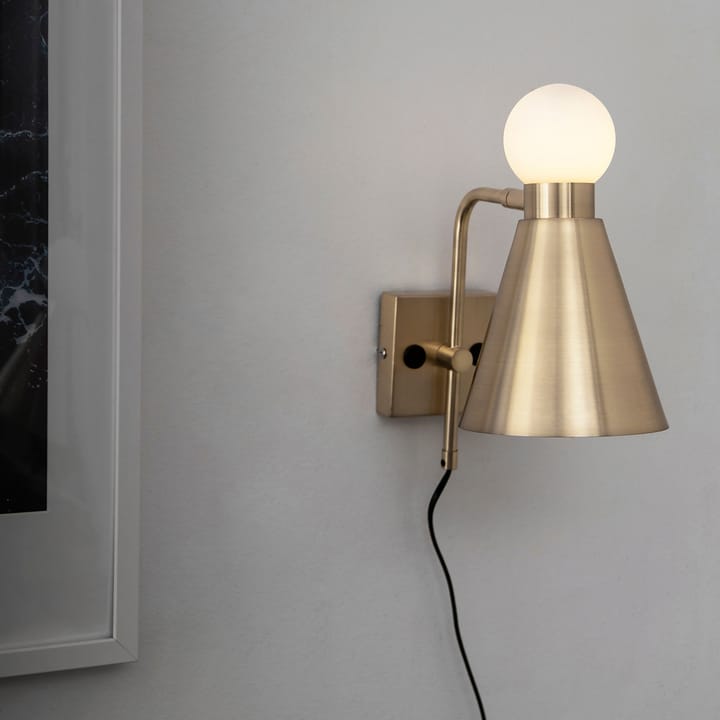 Ludo vägglampa, Borstad mässing Globen Lighting