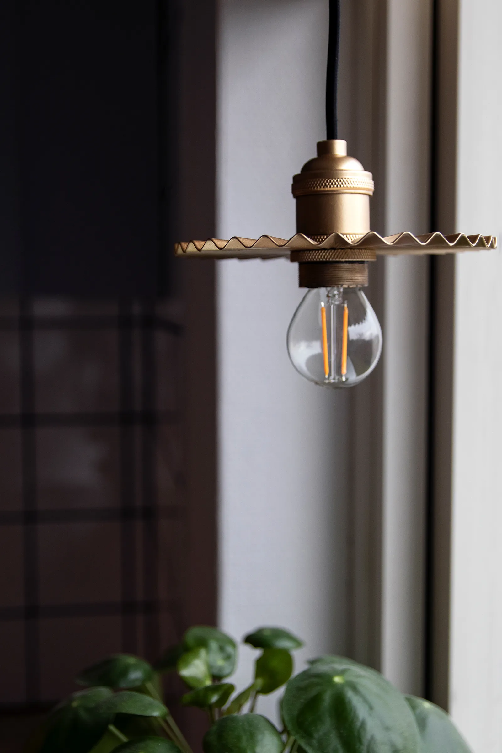 Omega pendel Ø15 cm, Guld Globen Lighting