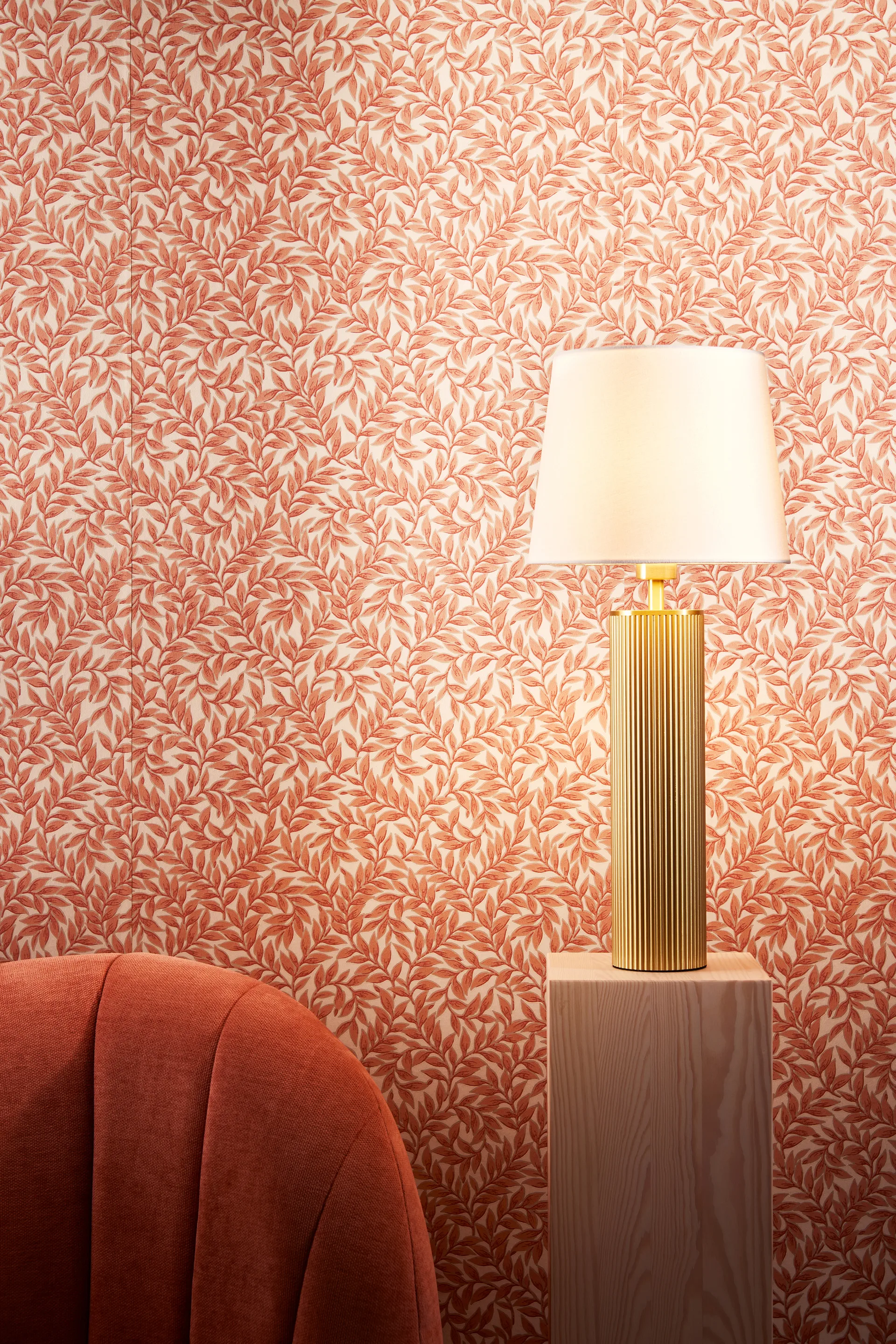 Rib 8 bordslampa, Borstad mässing Globen Lighting