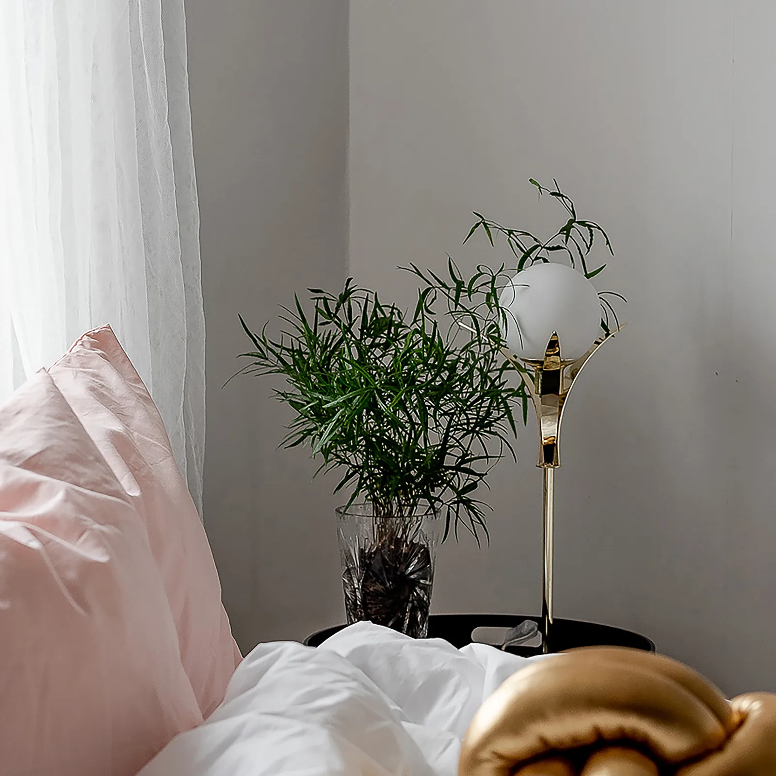 Savoy bordslampa hög, Mässing Globen Lighting