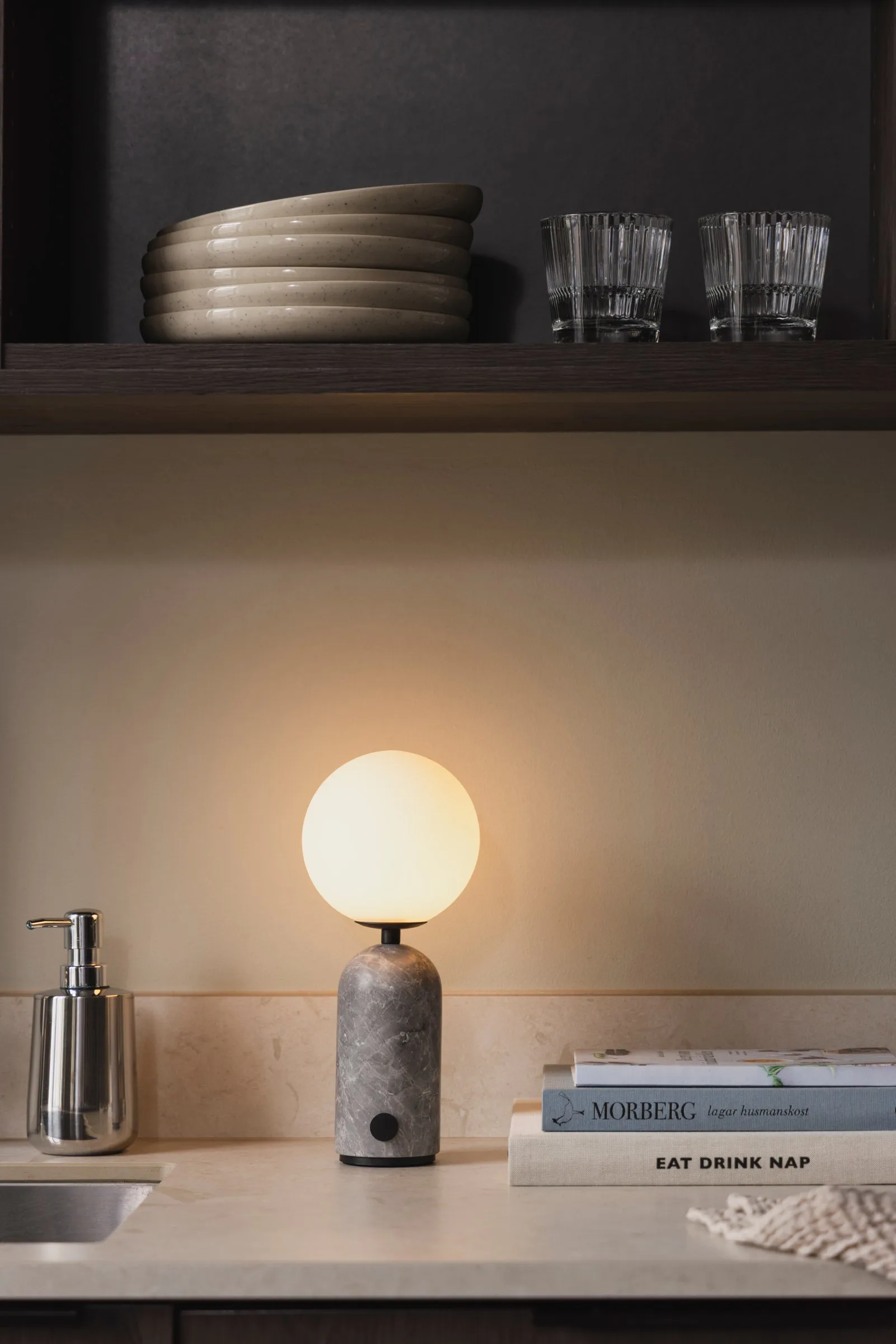 Torrano bordslampa portabel, Grå marmor Globen Lighting