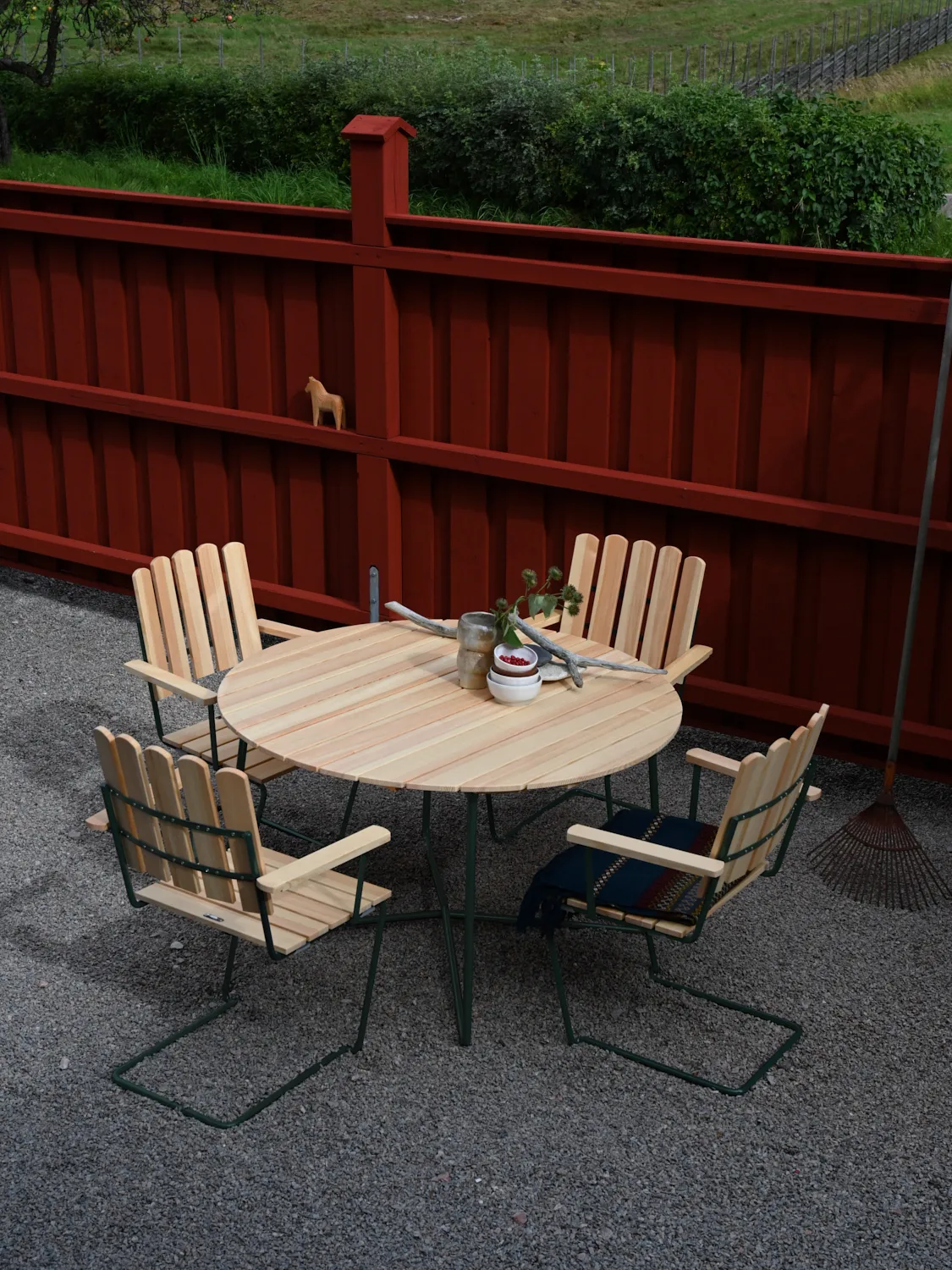 9A matbord, Oljad furu-grön, Ø120 cm Grythyttan Stålmöbler