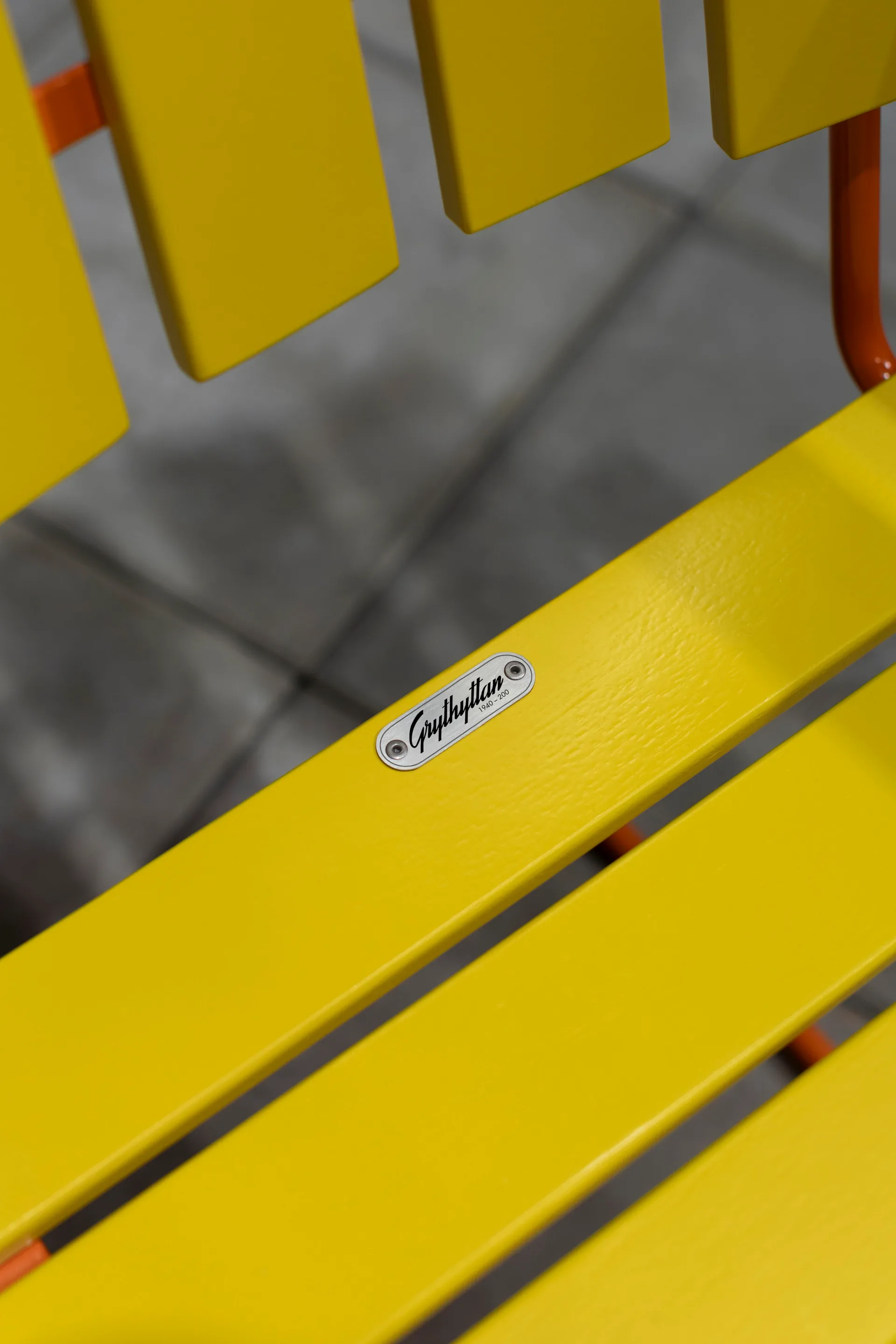 A2 fåtölj Limited Edition, Yellow lacquered oak-orange base Grythyttan Stålmöbler