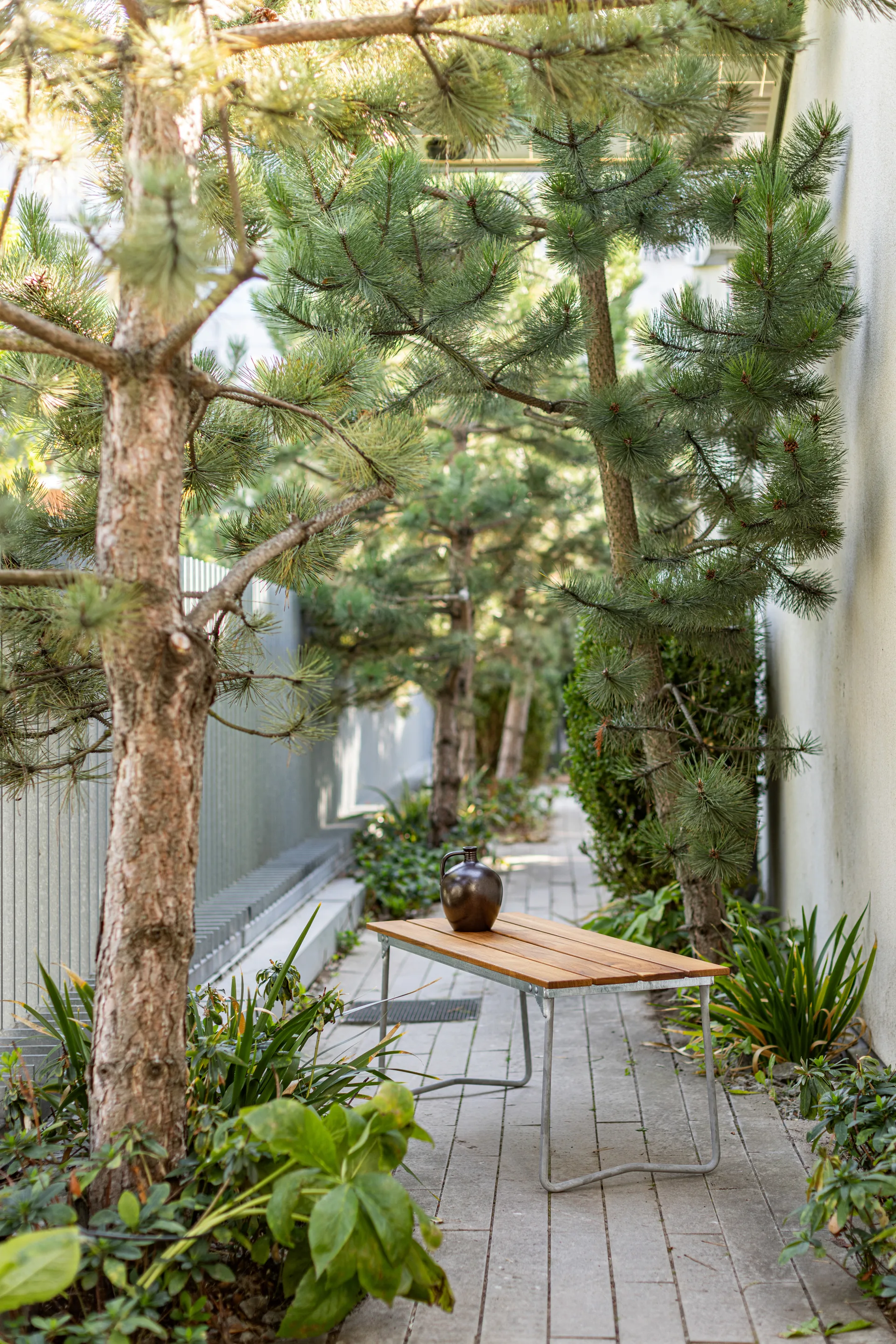 Bänk 8 bänk, Teak-varmförzinkat stålstativ Grythyttan Stålmöbler