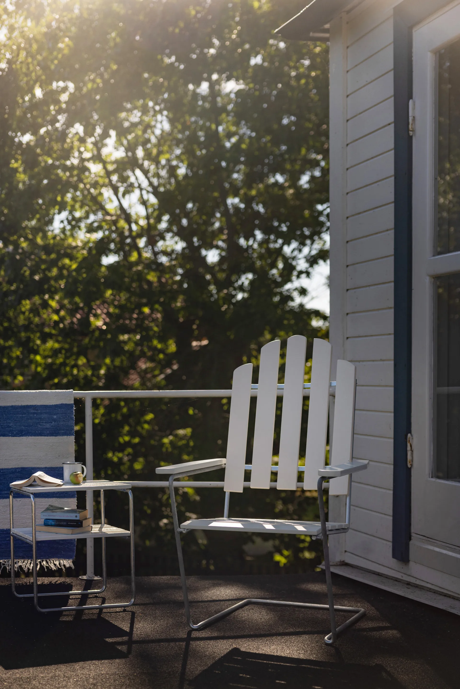 Grythyttan sidobord, Vit lack ek-varmförzinkat stativ Grythyttan Stålmöbler