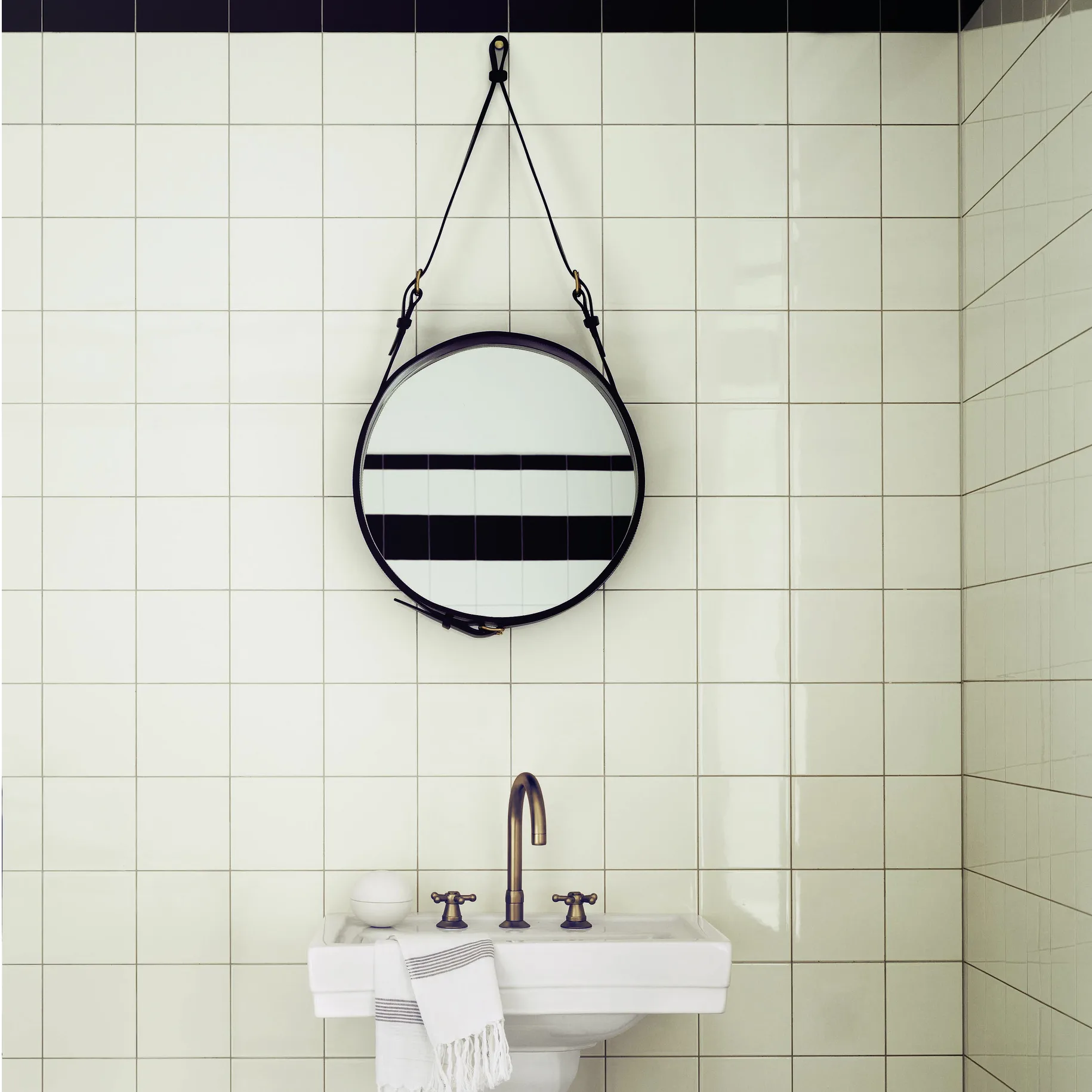 Adnet Circulaire spegel S, svart GUBI