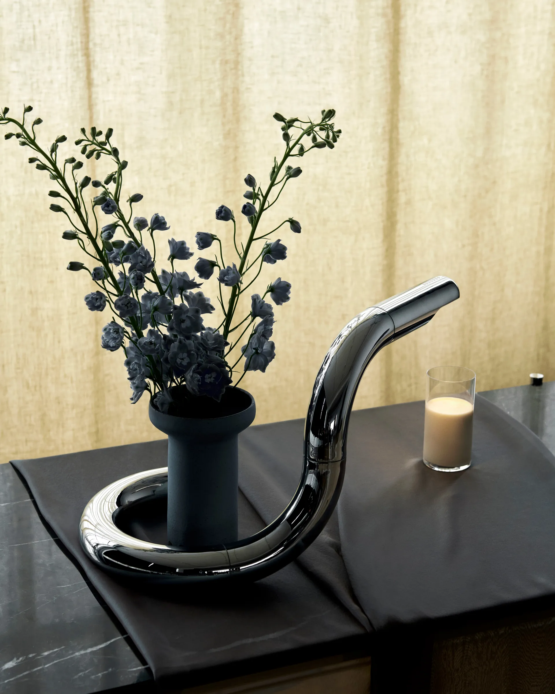 Aspide bordslampa, Krom GUBI