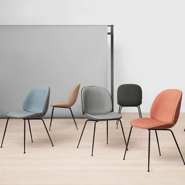 Beetle dining chair fully upholstered conic base - tyg velluto cotone 970 mörkblå-svart stålstativ - GUBI