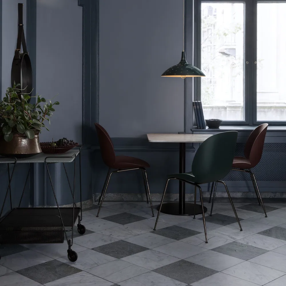 Beetle stol, black, svartkromat stålstativ GUBI