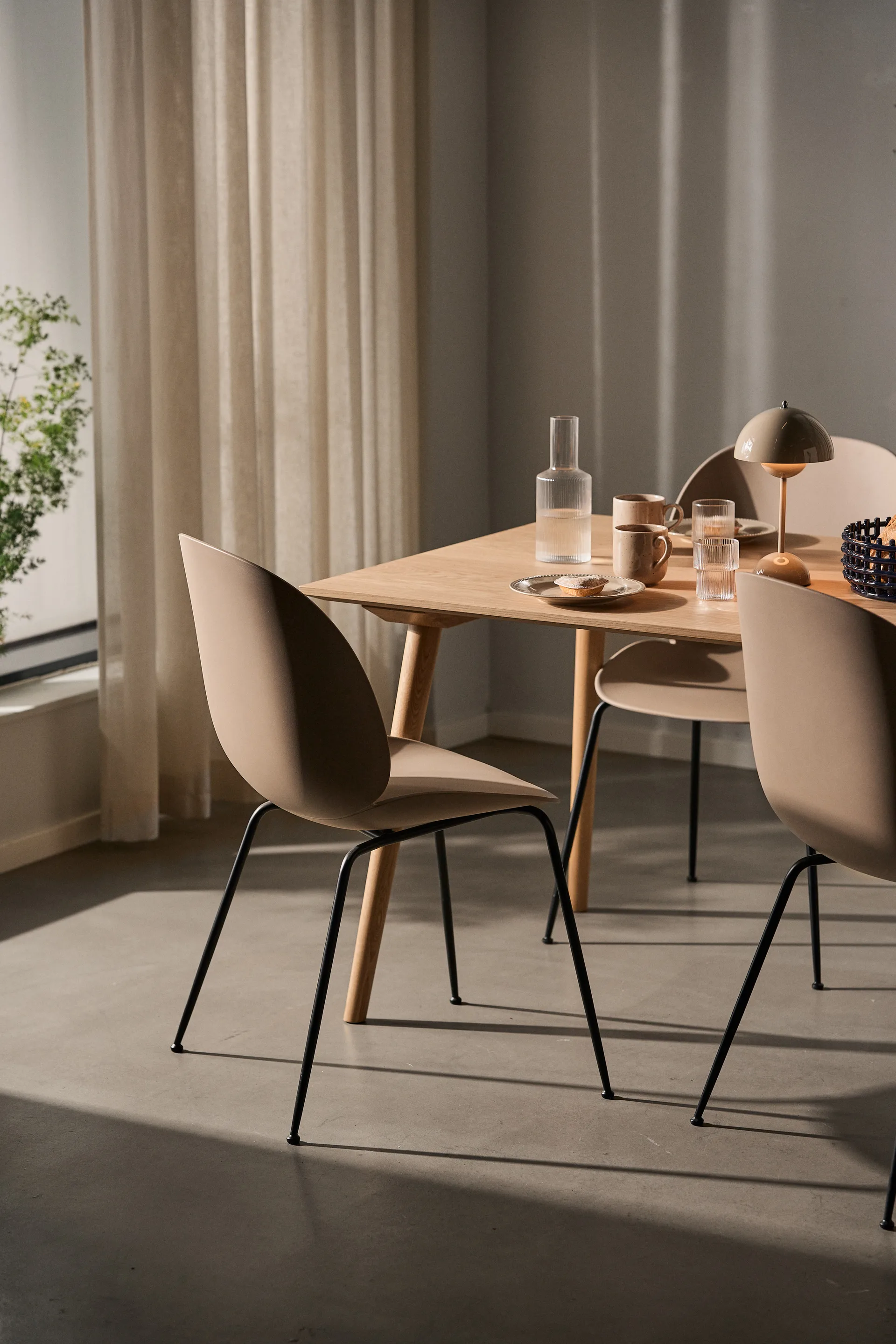 Beetle stol, new beige, svartkromat stålstativ GUBI