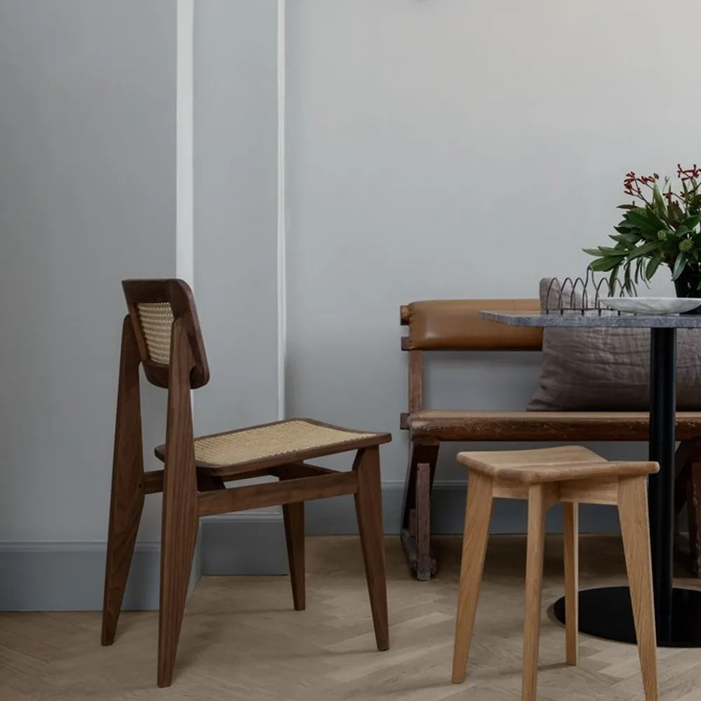 C-Chair stol, american walnut, naturflätad sits&rygg GUBI
