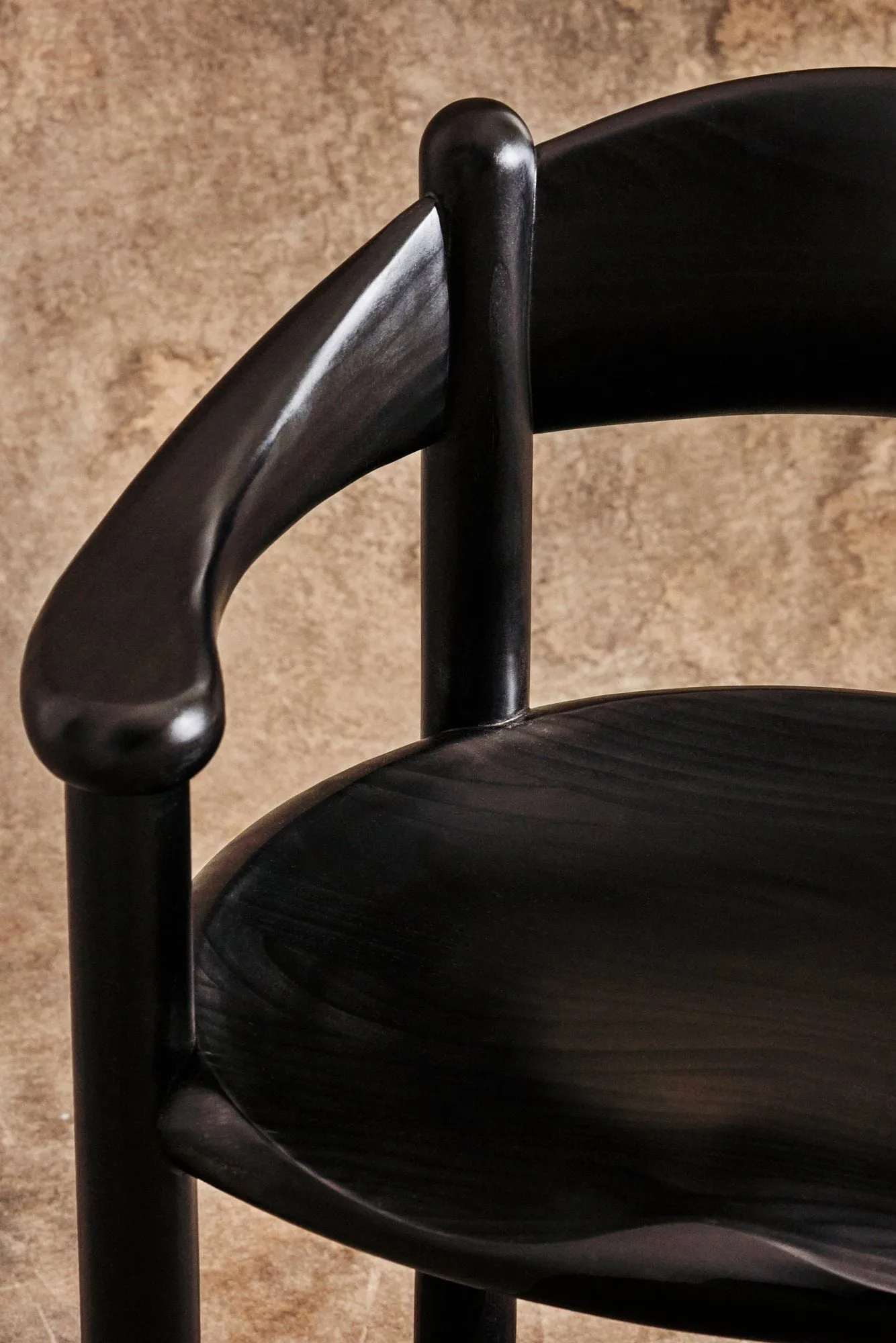 Daumiller karmstol, Brown-black pine GUBI