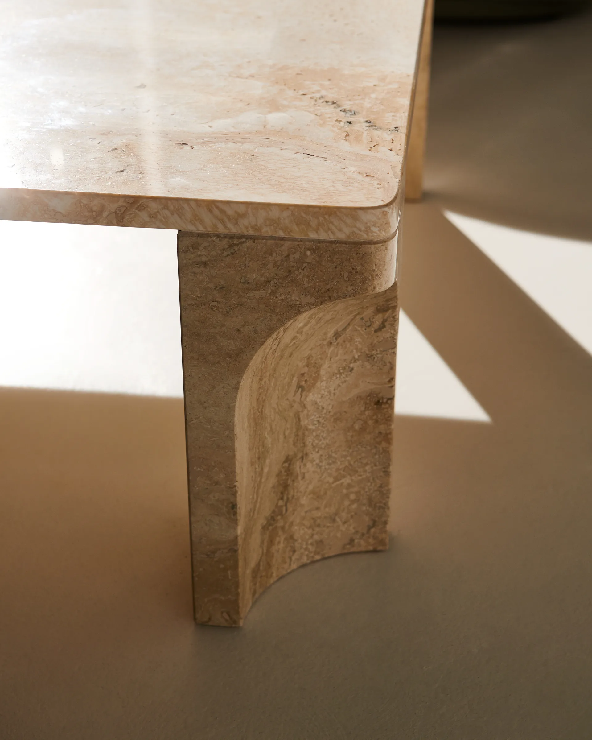 Doric soffbord 80x80 cm, Neutral white-travertine GUBI