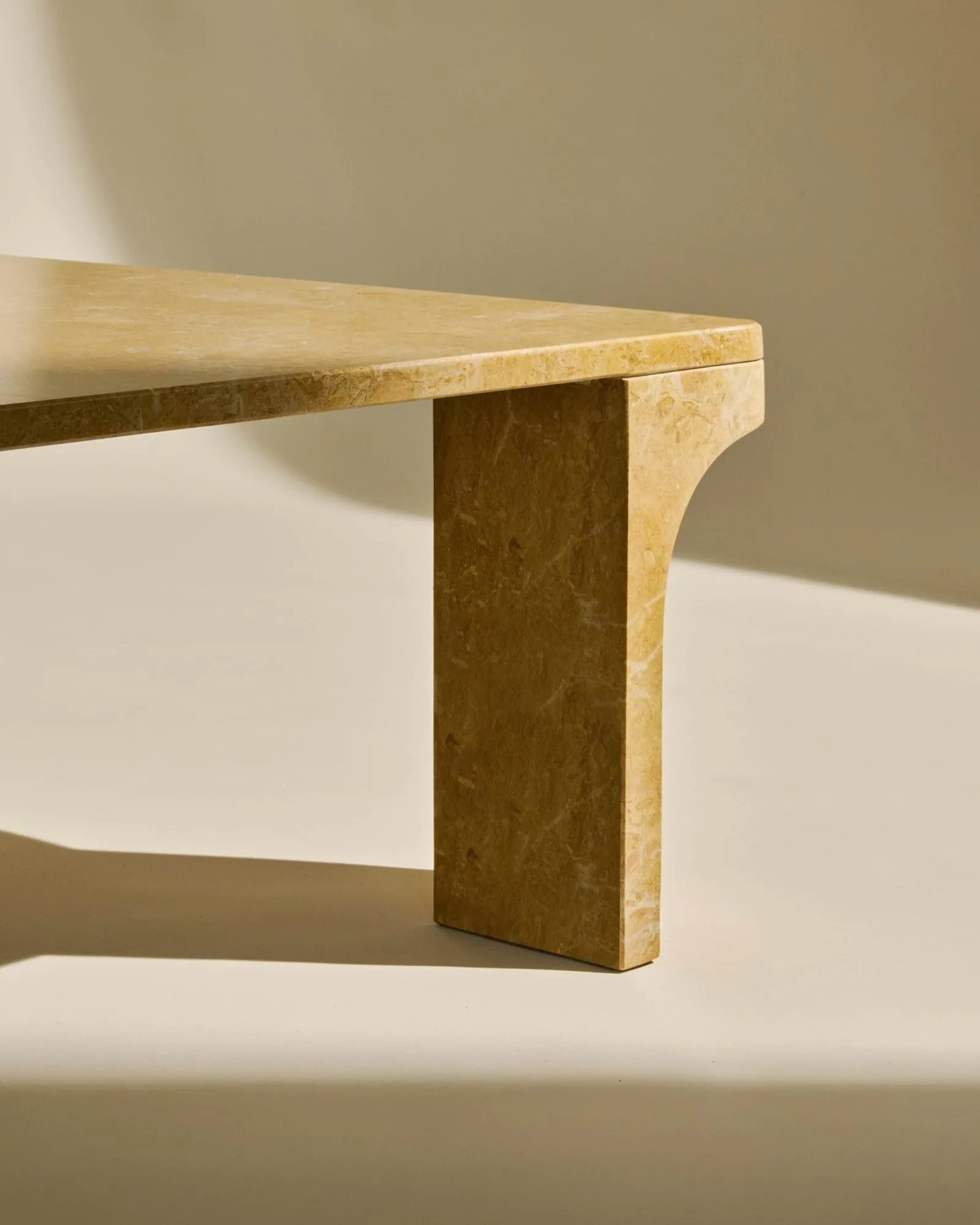 Doric soffbord, Honey Amber marmor, 140x80 cm GUBI Doric soffbord, Honey Amber marmor, 140x80 cm GUBI