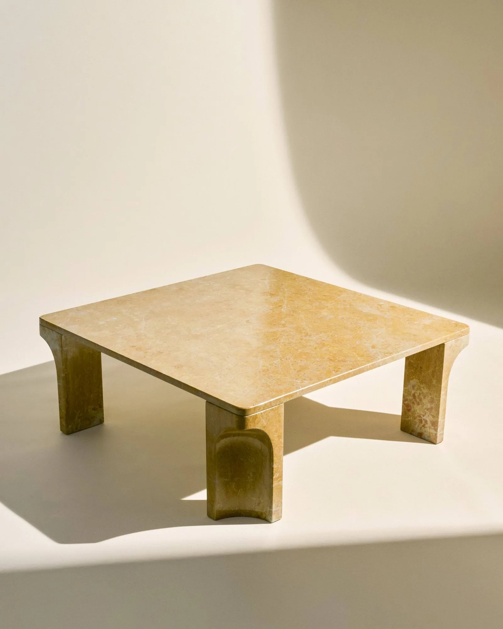 Doric soffbord, Honey Amber marmor, 80x80 cm GUBI Doric soffbord, Honey Amber marmor, 80x80 cm GUBI