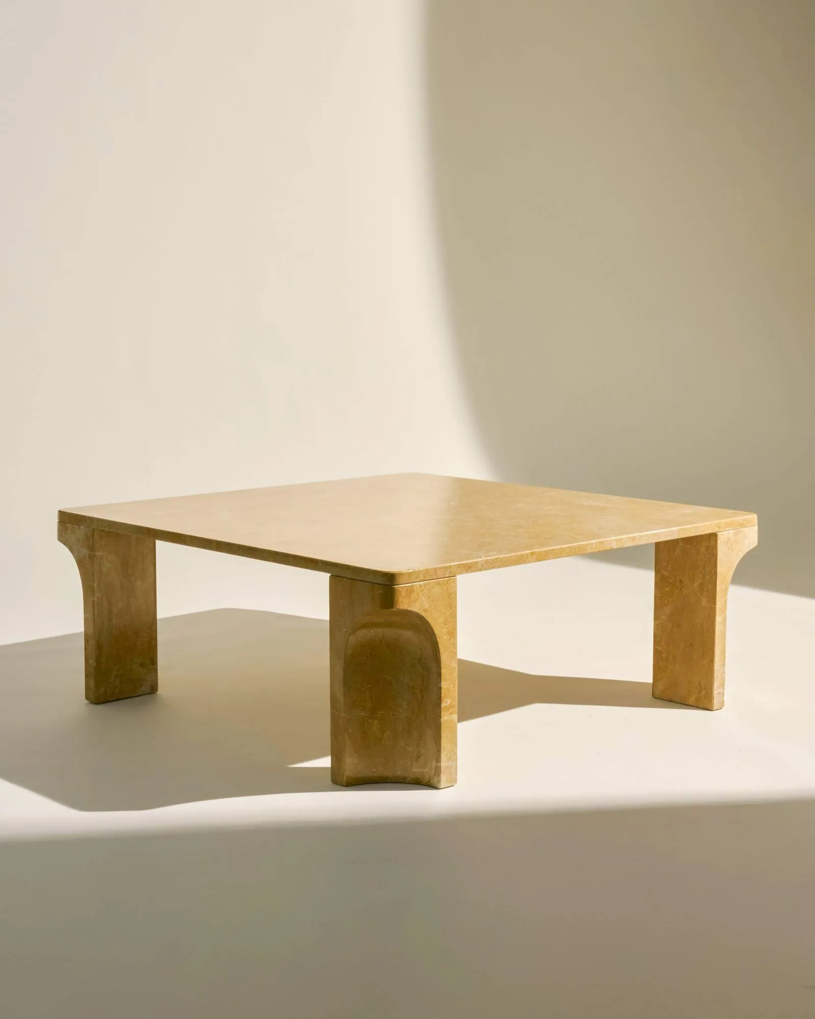 Doric soffbord, Honey Amber marmor, 80x80 cm GUBI Doric soffbord, Honey Amber marmor, 80x80 cm GUBI