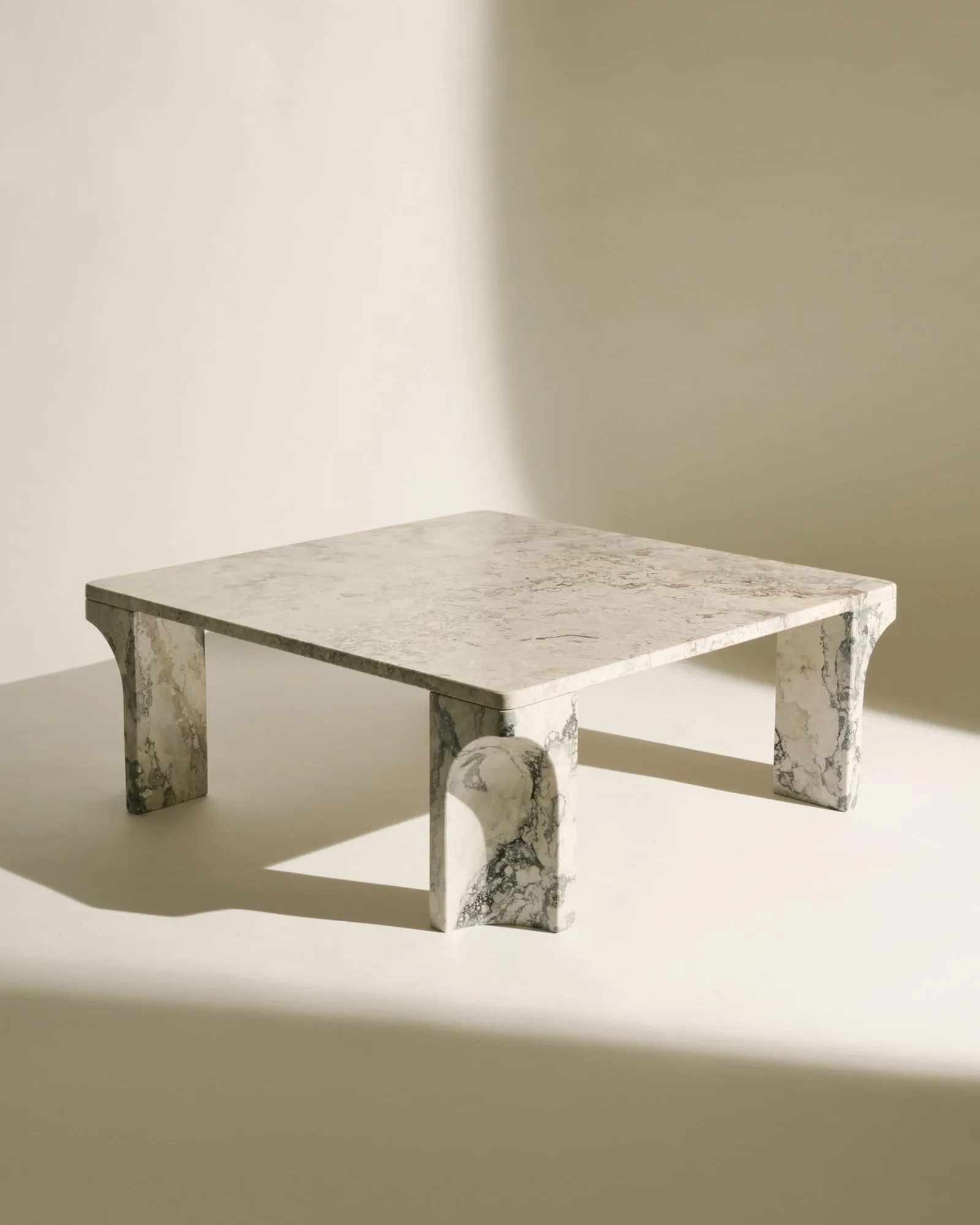 Doric soffbord, Stormy Gray marmor, 80x80 cm GUBI Doric soffbord, Stormy Gray marmor, 80x80 cm GUBI