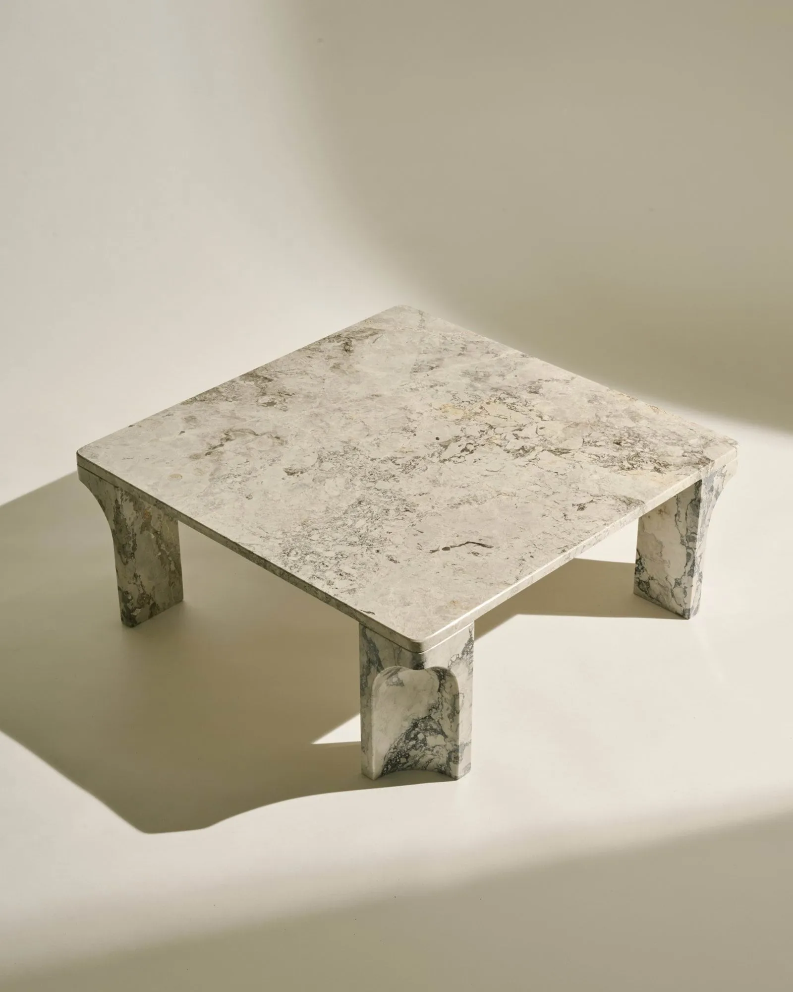 Doric soffbord, Stormy Gray marmor, 80x80 cm GUBI Doric soffbord, Stormy Gray marmor, 80x80 cm GUBI